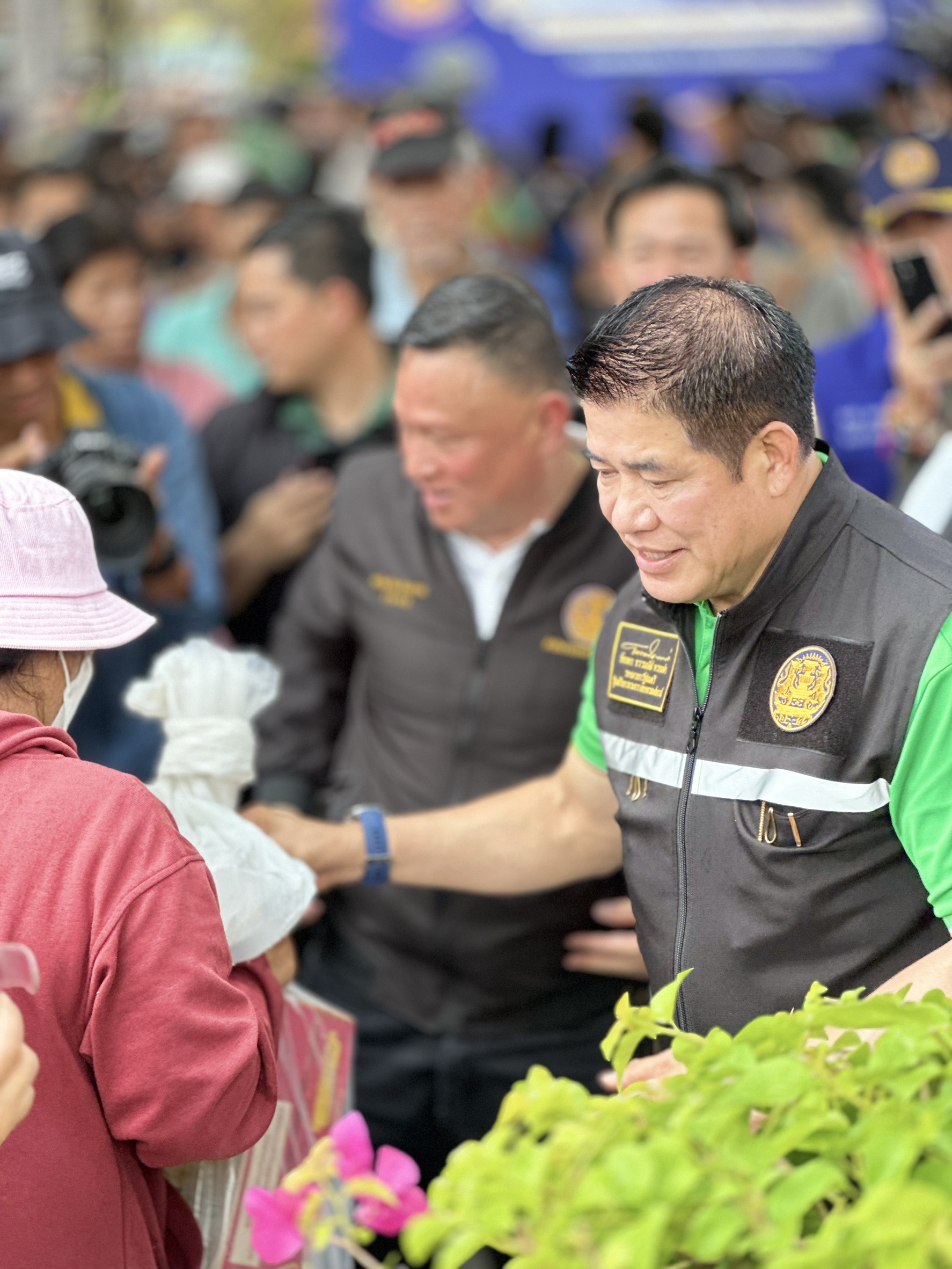 “รองนายกฯ ธรรมนัส–รมว.นฤมล” เยี่ยมรร.จ.นนทบุรี มอบถุงยังชีพให้กลุ่มอ่อนไหว ลั่นปีนี้น้ำไม่ท่วมใหญ่แน่นอน 4 S 18407484