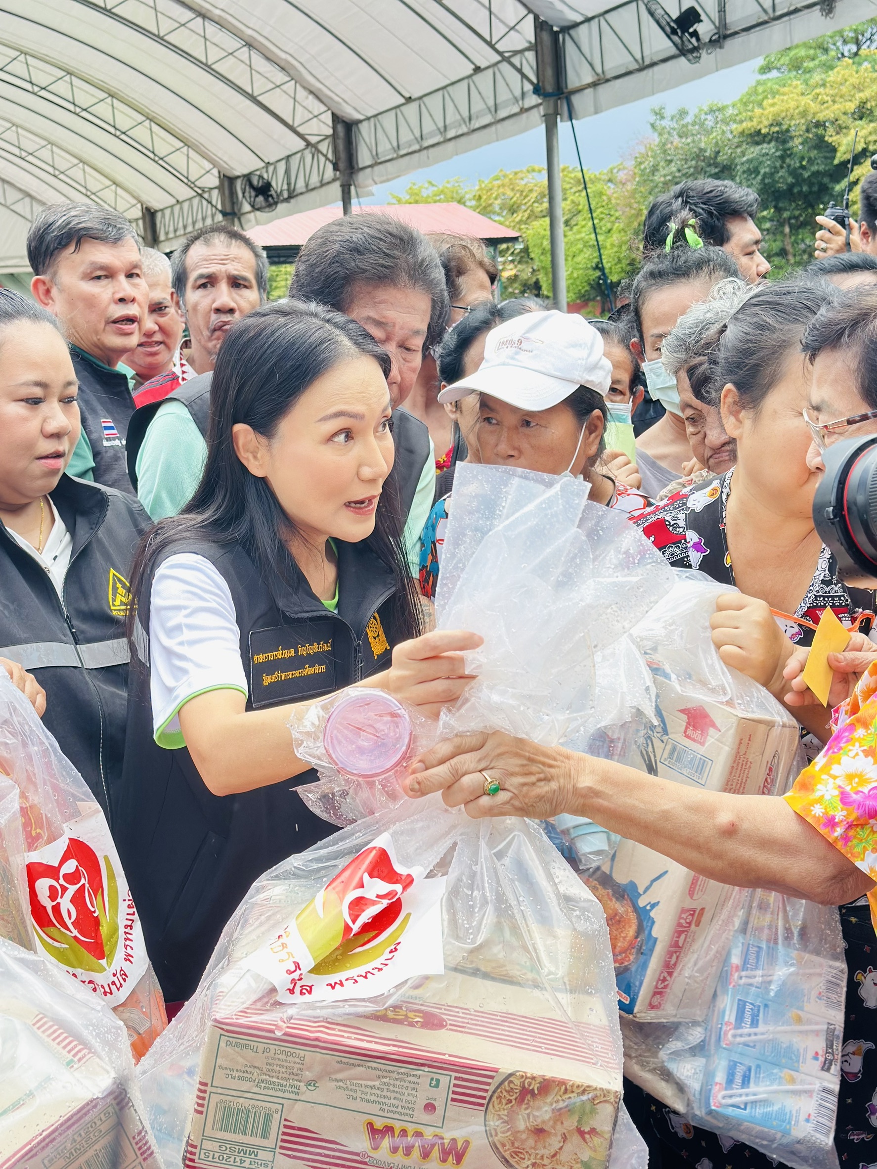 “รองนายกฯ ธรรมนัส–รมว.นฤมล” เยี่ยมรร.จ.นนทบุรี มอบถุงยังชีพให้กลุ่มอ่อนไหว ลั่นปีนี้น้ำไม่ท่วมใหญ่แน่นอน 5 S 18407487