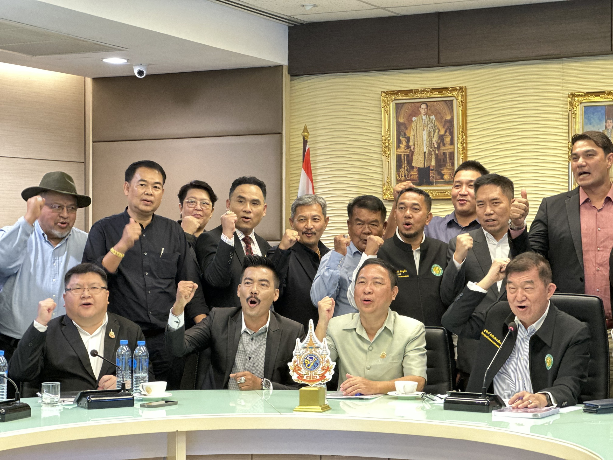 กระทรวงเกษตรและสหกรณ์ เตรียมขับเคลื่อนนโยบายเร่งด่วน แก้ไขปัญหาโคเนื้อตกต่ำ ผ่านโครงการ “คนไทย กินเนื้อโคไทย” พร้อมนำเสนอที่ประชุมคณะกรรมการนโยบายพัฒนาโคเนื้อ-กระบือ และผลิตภัณฑ์แห่งชาติ (Beef Board) สัปดาห์หน้า 8 S 18472992