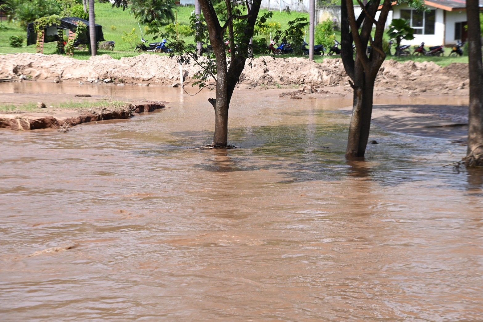 “รมช.นเรศ” เร่งแก้ปัญหาอุทกภัยแม่แจ่มอย่างยั่งยืน ผลักดันโครงการเร่งด่วน “อ่างเก็บน้ำแม่ศึก และฝายผาแดง” ควบคู่ฟื้นฟูพื้นที่หลังน้ำลด บรรเทาความเดือดร้อนเกษตรกร 9 S 22806558