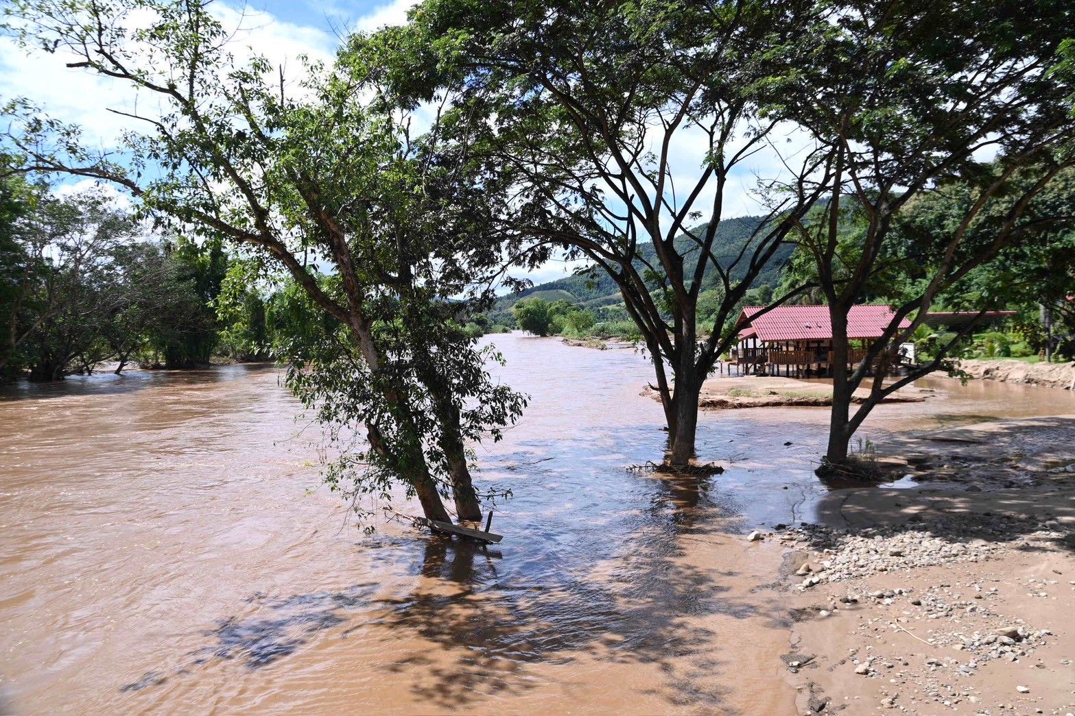 “รมช.นเรศ” เร่งแก้ปัญหาอุทกภัยแม่แจ่มอย่างยั่งยืน ผลักดันโครงการเร่งด่วน “อ่างเก็บน้ำแม่ศึก และฝายผาแดง” ควบคู่ฟื้นฟูพื้นที่หลังน้ำลด บรรเทาความเดือดร้อนเกษตรกร 10 S 22806561