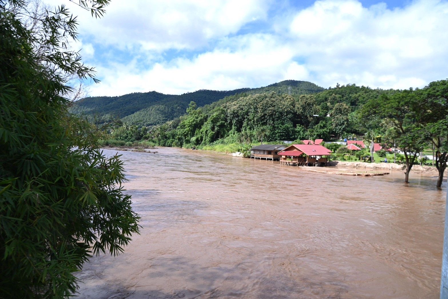 “รมช.นเรศ” เร่งแก้ปัญหาอุทกภัยแม่แจ่มอย่างยั่งยืน ผลักดันโครงการเร่งด่วน “อ่างเก็บน้ำแม่ศึก และฝายผาแดง” ควบคู่ฟื้นฟูพื้นที่หลังน้ำลด บรรเทาความเดือดร้อนเกษตรกร 12 S 22806562