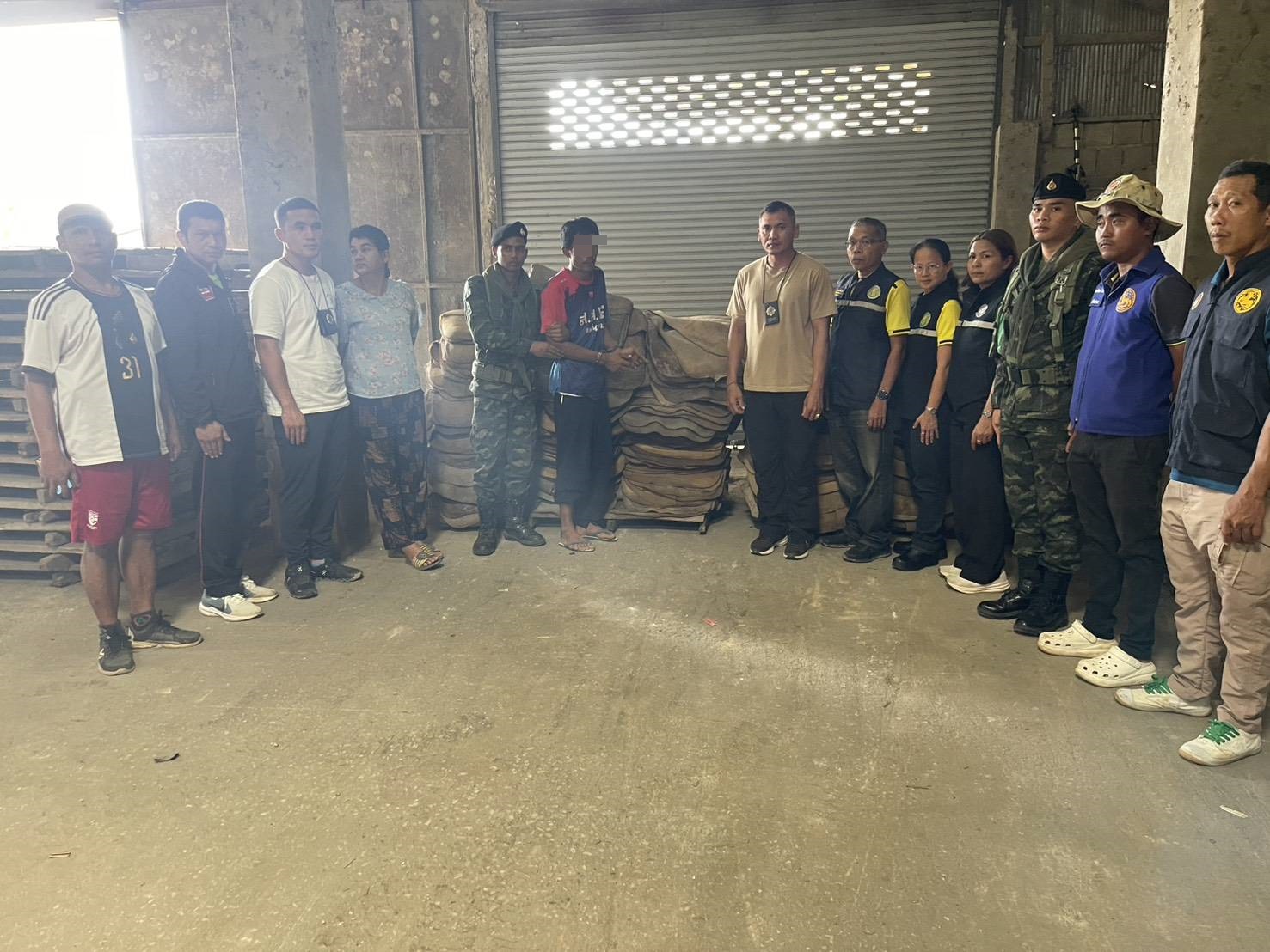 จับยางพาราเถื่อน ลักลอบนำเข้าผิดกฎหมาย 4 S 28672013ส