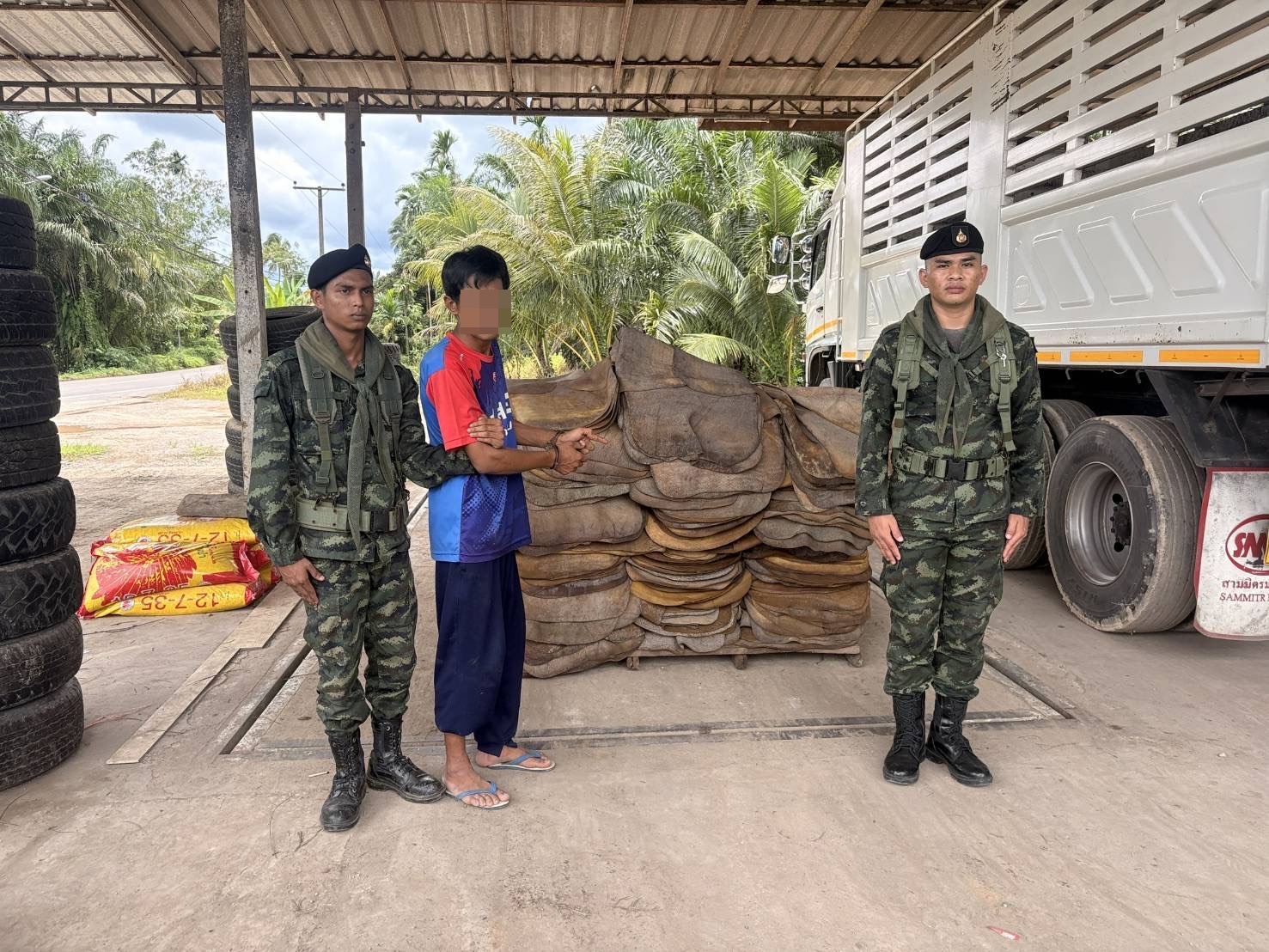 จับยางพาราเถื่อน ลักลอบนำเข้าผิดกฎหมาย 5 S 28672014 1