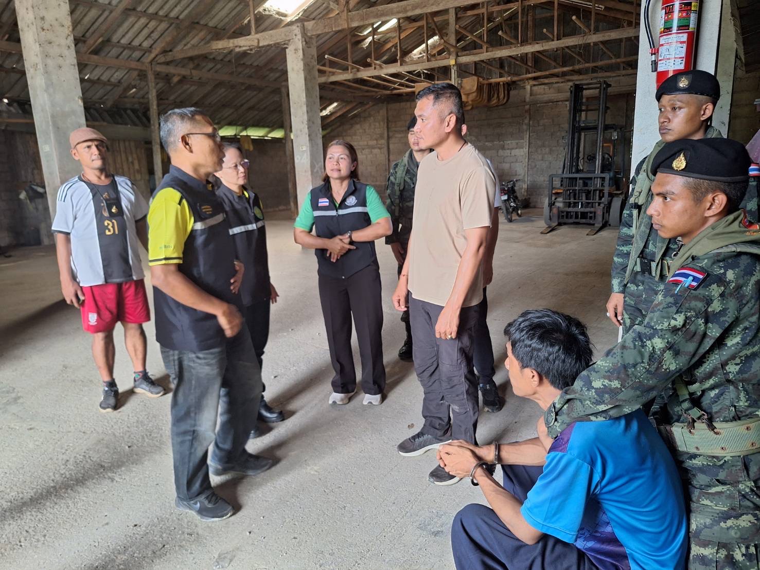 จับยางพาราเถื่อน ลักลอบนำเข้าผิดกฎหมาย 6 S 28672015