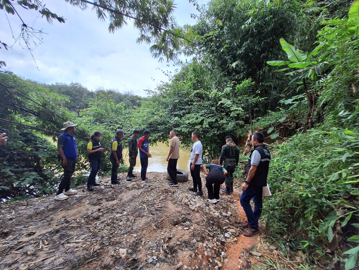 จับยางพาราเถื่อน ลักลอบนำเข้าผิดกฎหมาย 8 S 28672017