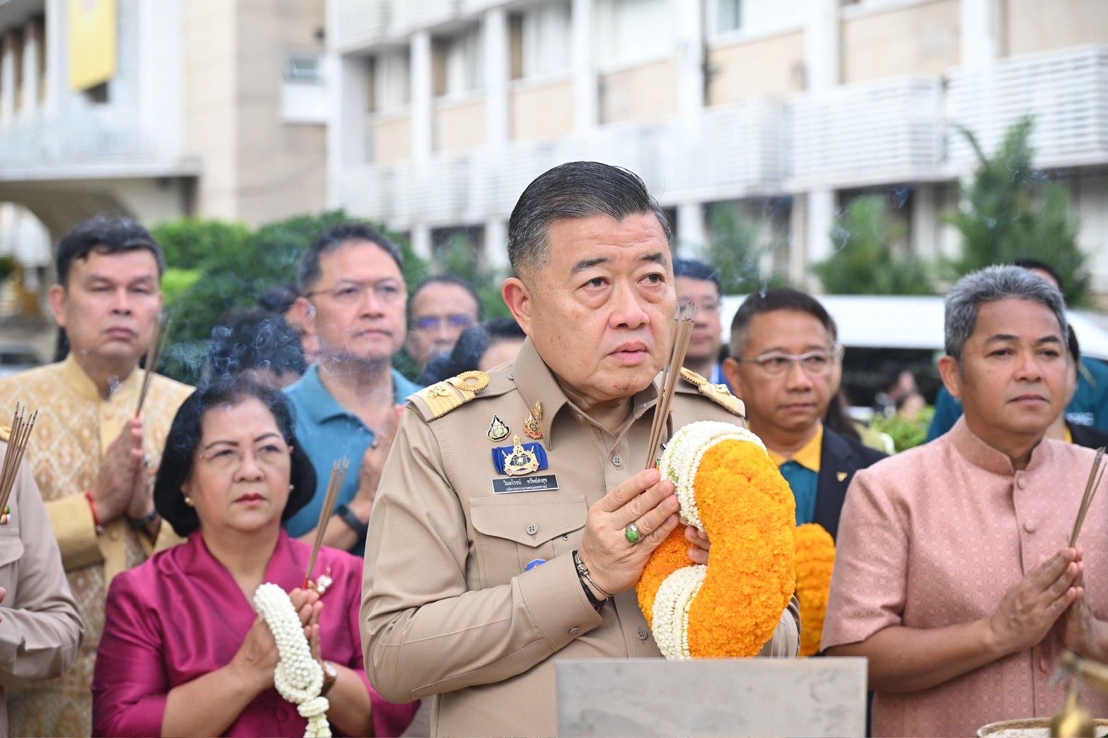 “ปลัดวิณะโรจน์ ”เข้าสักการะสิ่งศักดิ์สิทธิ์ประจำกระทรวงเกษตรและสหกรณ์ เข้ารับตำแหน่งปลัดกระทรวงฯ วันแรก เดินหน้าเร่งแก้ปัญหาความเดือดร้อนของเกษตรกรและประชาชน เน้นเกิดผลสัมฤทธิ์เป็นรูปธรรม 6 S 489111587