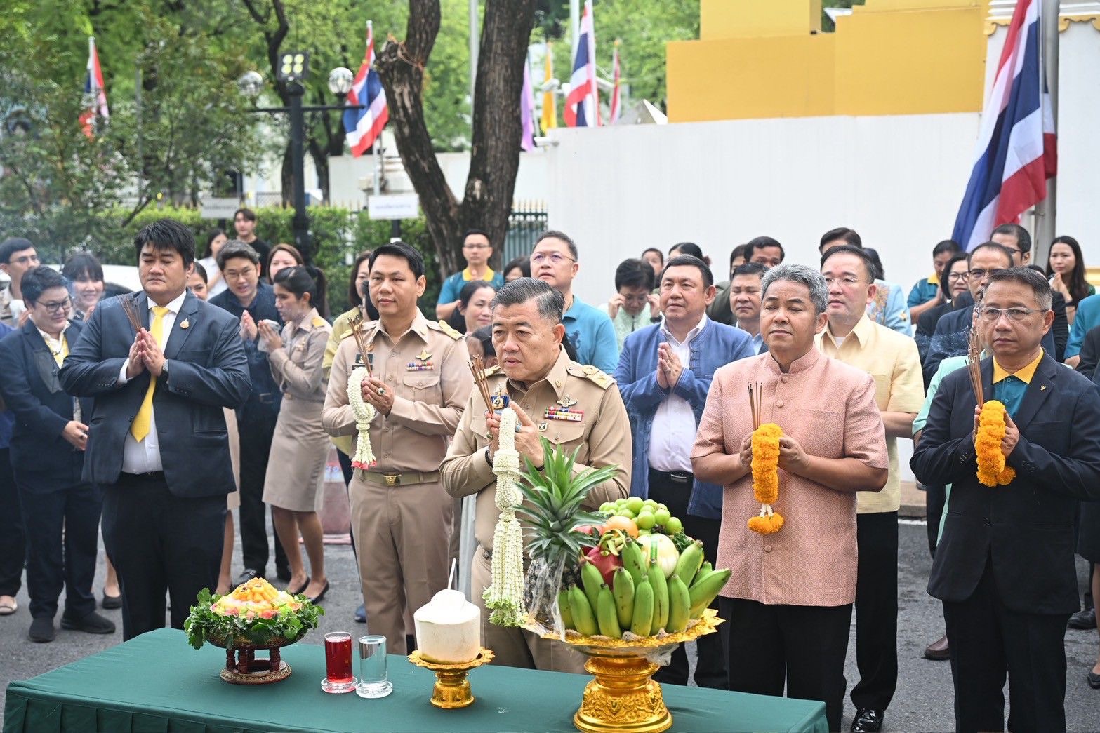 “ปลัดวิณะโรจน์ ”เข้าสักการะสิ่งศักดิ์สิทธิ์ประจำกระทรวงเกษตรและสหกรณ์ เข้ารับตำแหน่งปลัดกระทรวงฯ วันแรก เดินหน้าเร่งแก้ปัญหาความเดือดร้อนของเกษตรกรและประชาชน เน้นเกิดผลสัมฤทธิ์เป็นรูปธรรม 4 S 489111602