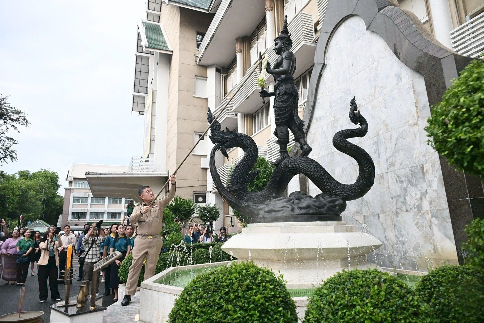 “ปลัดวิณะโรจน์ ”เข้าสักการะสิ่งศักดิ์สิทธิ์ประจำกระทรวงเกษตรและสหกรณ์ เข้ารับตำแหน่งปลัดกระทรวงฯ วันแรก เดินหน้าเร่งแก้ปัญหาความเดือดร้อนของเกษตรกรและประชาชน เน้นเกิดผลสัมฤทธิ์เป็นรูปธรรม 5 S 489111607