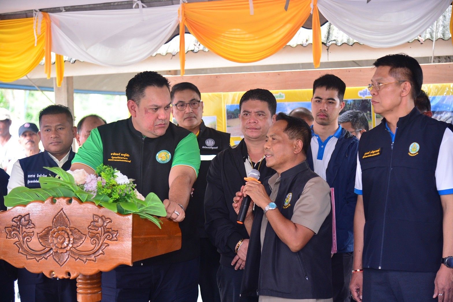 “รมช.อามินทร์” ลงพื้นที่รับฟังปัญหาความเดือดร้อนของประชาชนและเกษตรกรในพื้นที่ ต.ช้างซ้าย จ.นครศรีธรรมราช กำชับหน่วยงานที่เกี่ยวข้องเร่งหามาตรการเพื่อลดผลกระทบและบรรเทาความเดือดร้อน 3 S 490651757