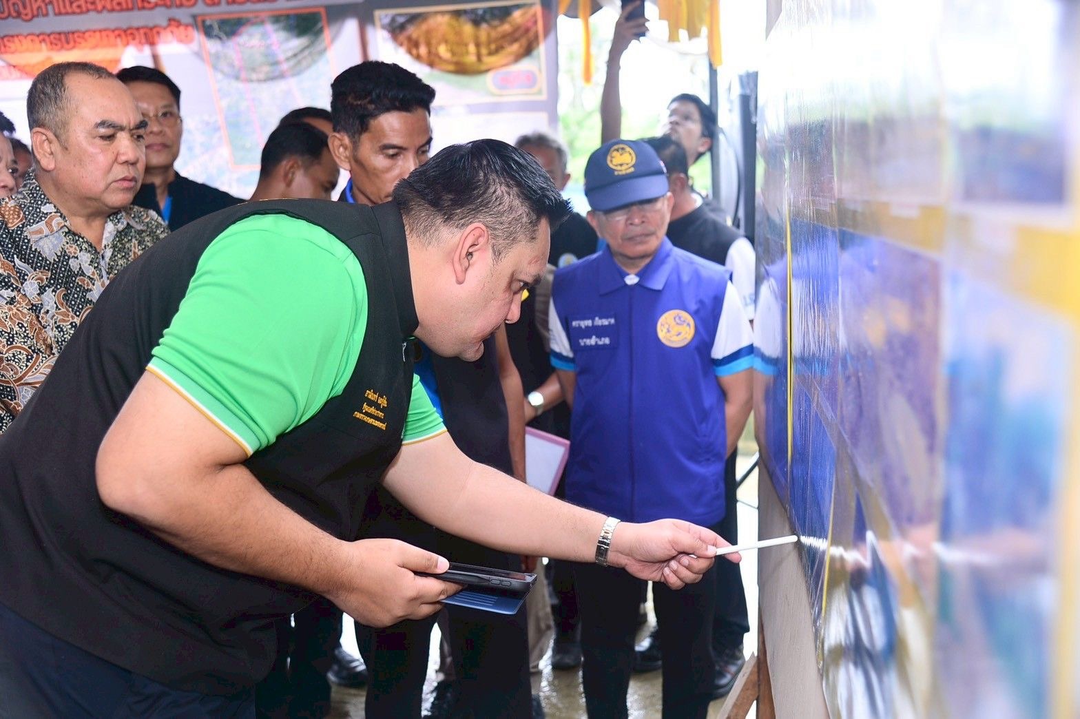 “รมช.อามินทร์” ลงพื้นที่รับฟังปัญหาความเดือดร้อนของประชาชนและเกษตรกรในพื้นที่ ต.ช้างซ้าย จ.นครศรีธรรมราช กำชับหน่วยงานที่เกี่ยวข้องเร่งหามาตรการเพื่อลดผลกระทบและบรรเทาความเดือดร้อน 4 S 490651766