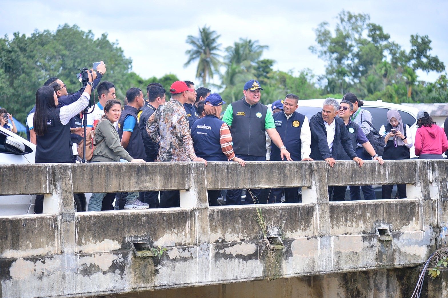 “รมช.อามินทร์” ลงพื้นที่รับฟังปัญหาความเดือดร้อนของประชาชนและเกษตรกรในพื้นที่ ต.ช้างซ้าย จ.นครศรีธรรมราช กำชับหน่วยงานที่เกี่ยวข้องเร่งหามาตรการเพื่อลดผลกระทบและบรรเทาความเดือดร้อน 6 S 490651767