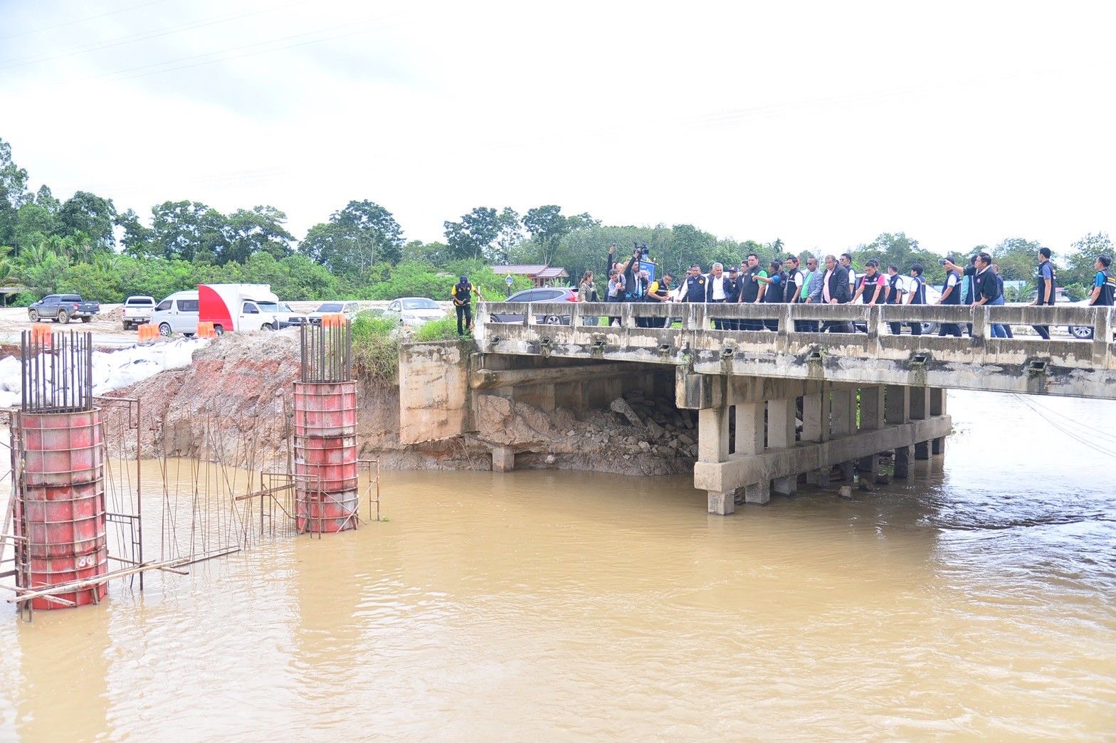 “รมช.อามินทร์” ลงพื้นที่รับฟังปัญหาความเดือดร้อนของประชาชนและเกษตรกรในพื้นที่ ต.ช้างซ้าย จ.นครศรีธรรมราช กำชับหน่วยงานที่เกี่ยวข้องเร่งหามาตรการเพื่อลดผลกระทบและบรรเทาความเดือดร้อน 7 S 490651769