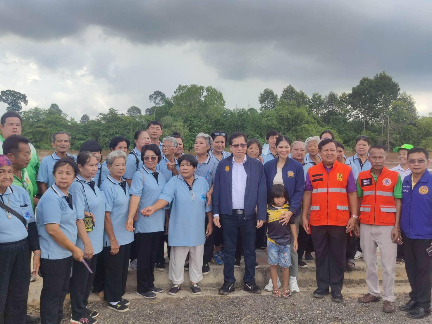 รมต.สำนักนายกฯ“สันติ ปิยะทัต” มอบถุงยังชีพช่วยน้ำท่วม “พิษณุโลก” 6 S 53370904