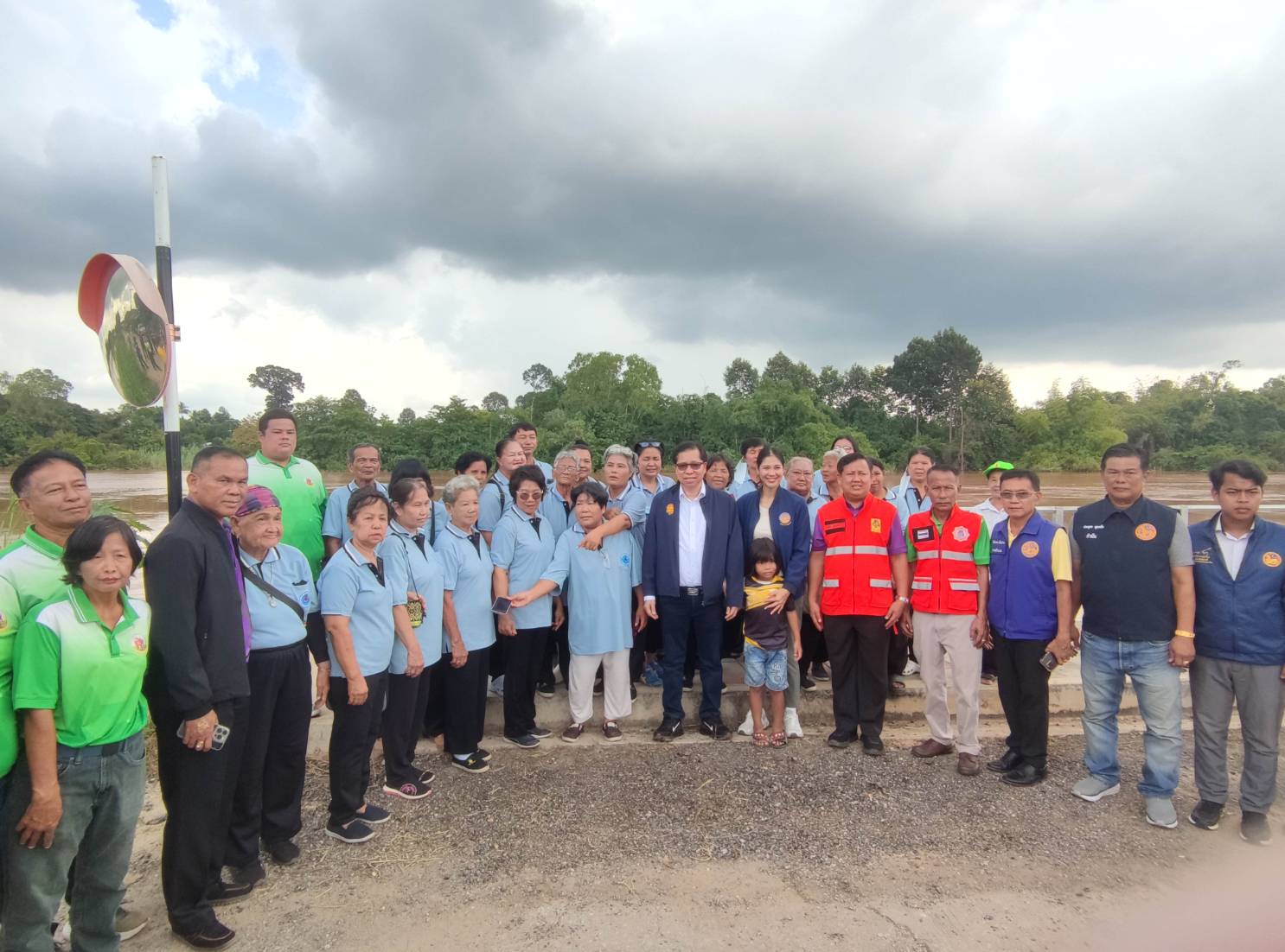 รมต.สำนักนายกฯ“สันติ ปิยะทัต” มอบถุงยังชีพช่วยน้ำท่วม “พิษณุโลก” 5 S 53370906