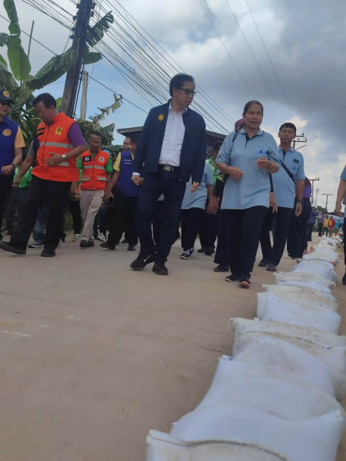 รมต.สำนักนายกฯ“สันติ ปิยะทัต” มอบถุงยังชีพช่วยน้ำท่วม “พิษณุโลก” 4 S 53370907