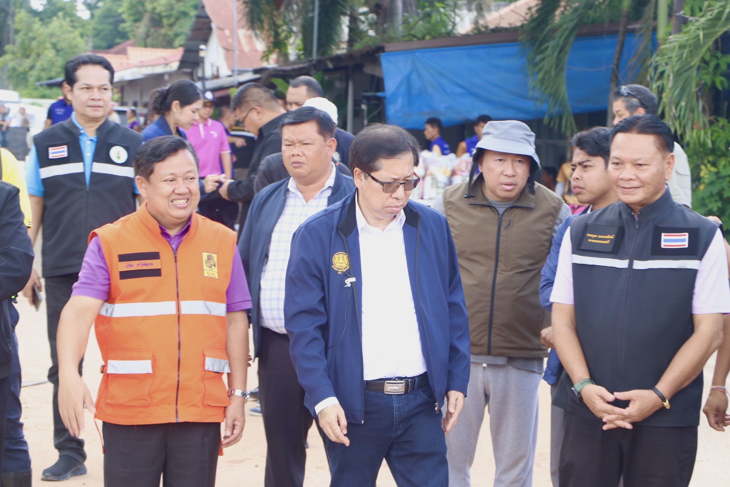 รมต.สำนักนายกฯ“สันติ ปิยะทัต” มอบถุงยังชีพช่วยน้ำท่วม “พิษณุโลก” 3 S 53370911