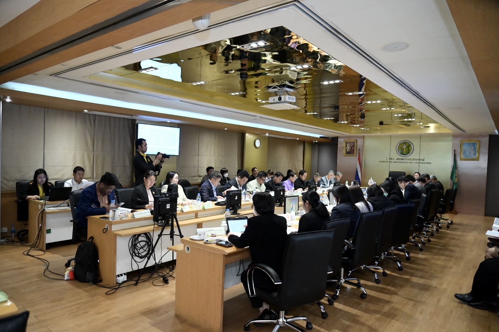 คณะกรรมการโคนมและผลิตภัณฑ์นม ลุยแก้ปัญหาน้ำนมดิบล้นตลาด มอบ อ.ส.ค.-กรมปศุสัตว์-กรมส่งเสริมสหกรณ์ ตัวแทนเอกชน ผนึกกำลังหาทางออกสร้างสมดุลวงจรน้ำนมดิบให้กลับสู่สภาพเดิม 7 S 58417189