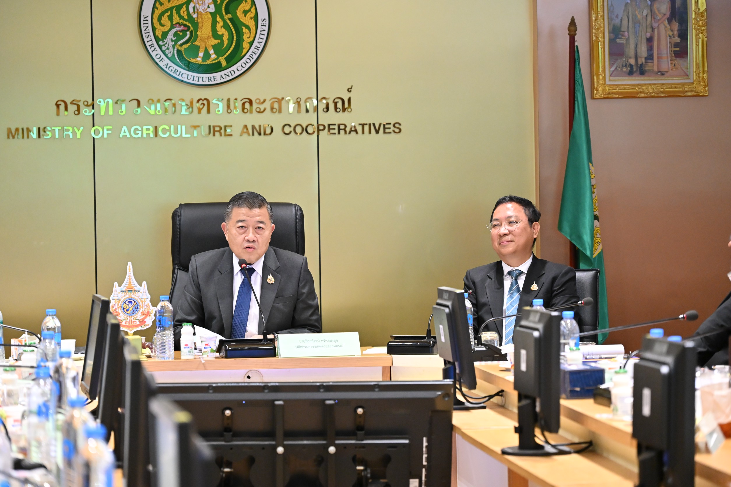 คณะกรรมการโคนมและผลิตภัณฑ์นม ลุยแก้ปัญหาน้ำนมดิบล้นตลาด มอบ อ.ส.ค.-กรมปศุสัตว์-กรมส่งเสริมสหกรณ์ ตัวแทนเอกชน ผนึกกำลังหาทางออกสร้างสมดุลวงจรน้ำนมดิบให้กลับสู่สภาพเดิม 2 S 66314246