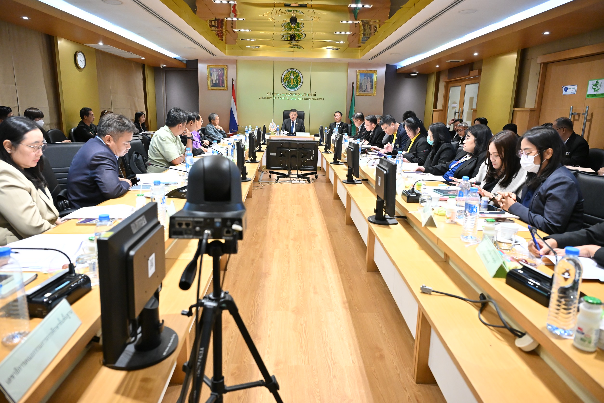 คณะกรรมการโคนมและผลิตภัณฑ์นม ลุยแก้ปัญหาน้ำนมดิบล้นตลาด มอบ อ.ส.ค.-กรมปศุสัตว์-กรมส่งเสริมสหกรณ์ ตัวแทนเอกชน ผนึกกำลังหาทางออกสร้างสมดุลวงจรน้ำนมดิบให้กลับสู่สภาพเดิม 3 S 66314247