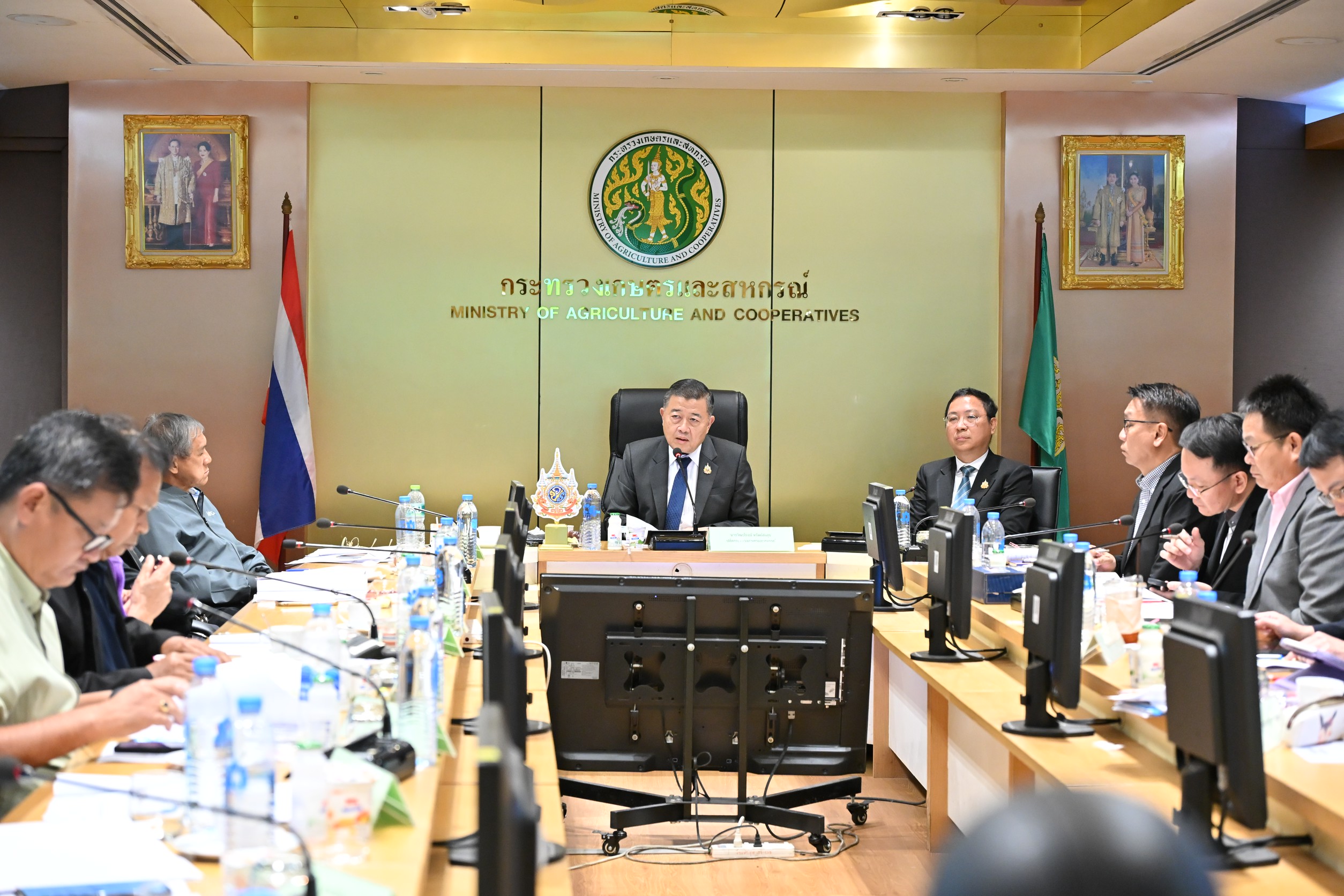 คณะกรรมการโคนมและผลิตภัณฑ์นม ลุยแก้ปัญหาน้ำนมดิบล้นตลาด มอบ อ.ส.ค.-กรมปศุสัตว์-กรมส่งเสริมสหกรณ์ ตัวแทนเอกชน ผนึกกำลังหาทางออกสร้างสมดุลวงจรน้ำนมดิบให้กลับสู่สภาพเดิม 4 S 66314249