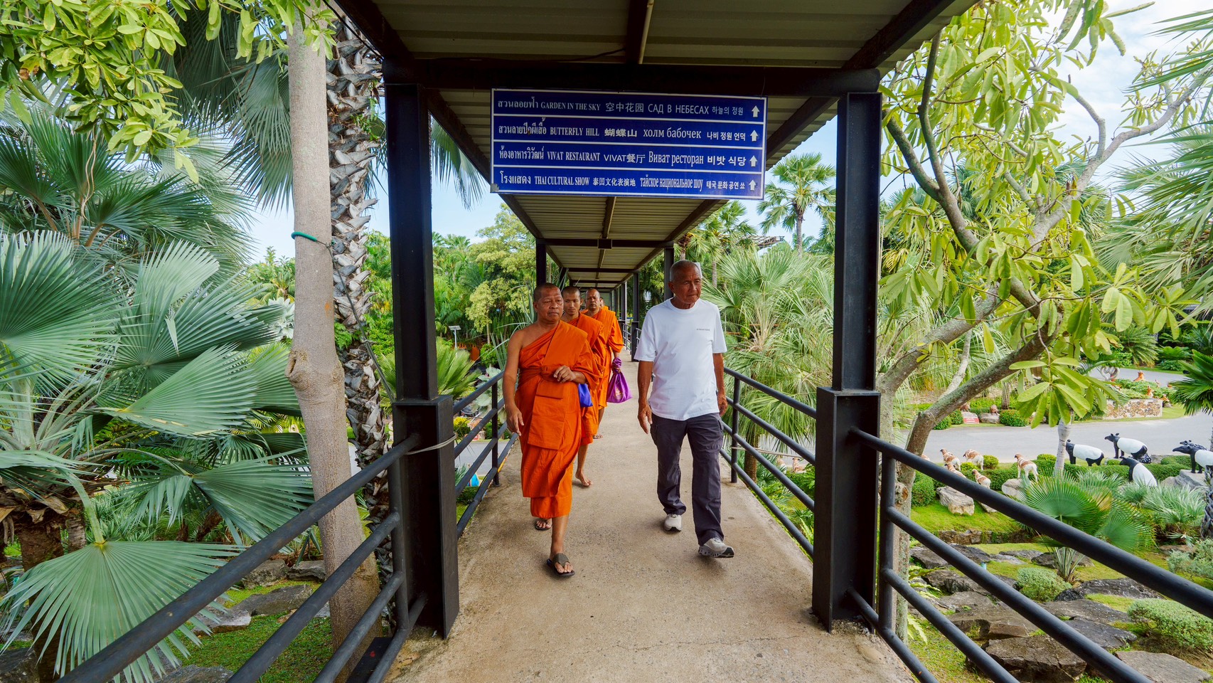 สวนนงนุชพัทยา จัดพิธีเปลี่ยนธงมนตรา 9 ต้น เสริมสิริมงคล รับพลังแห่งศรัทธาและพลังบวกจากธรรมชาติ 2 S 8823897