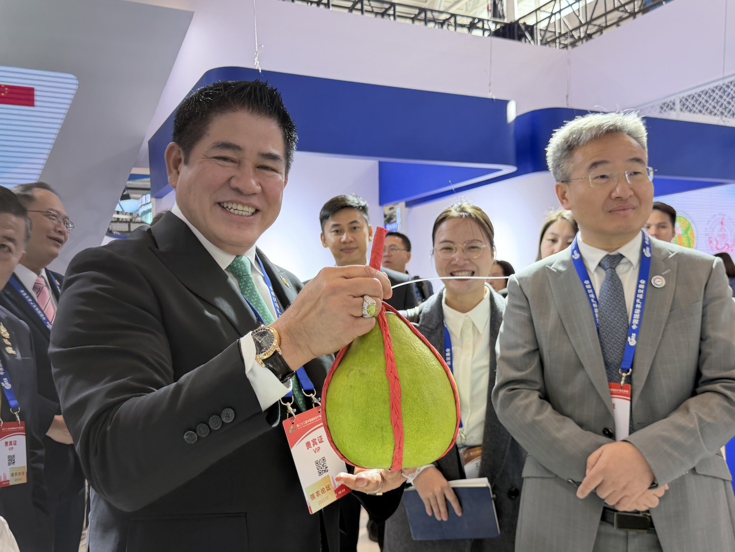 “รองนายกฯ ธรรมนัส”นำทัพไทยบุกงานเกษตรนานาชาติ เทียนจิน โชว์ศักยภาพสินค้าเกษตรพรีเมียม ดันไทยสู่ศูนย์กลางอาหารโลก ขยายความร่วมมือการค้า ฉลอง 50 ปีสัมพันธ์ทางการทูตไทย–จีน สร้างโอกาสเกษตรกรไทยเชื่อมตลาดโลก 6 messageImage 1760763699195