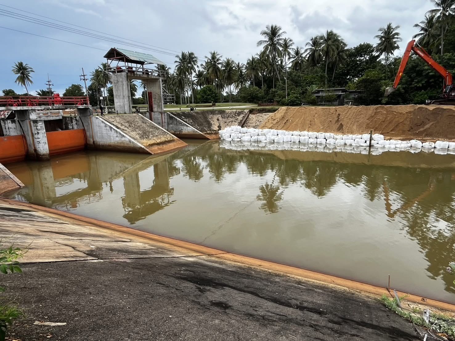 ชป. เตือนภาคใต้รับมือฝนหนัก 23–24 ต.ค. จากอิทธิพลพายุ “เฟิงเฉิน” แม้ไม่เข้าไทยโดยตรง 5 ภาพชป5