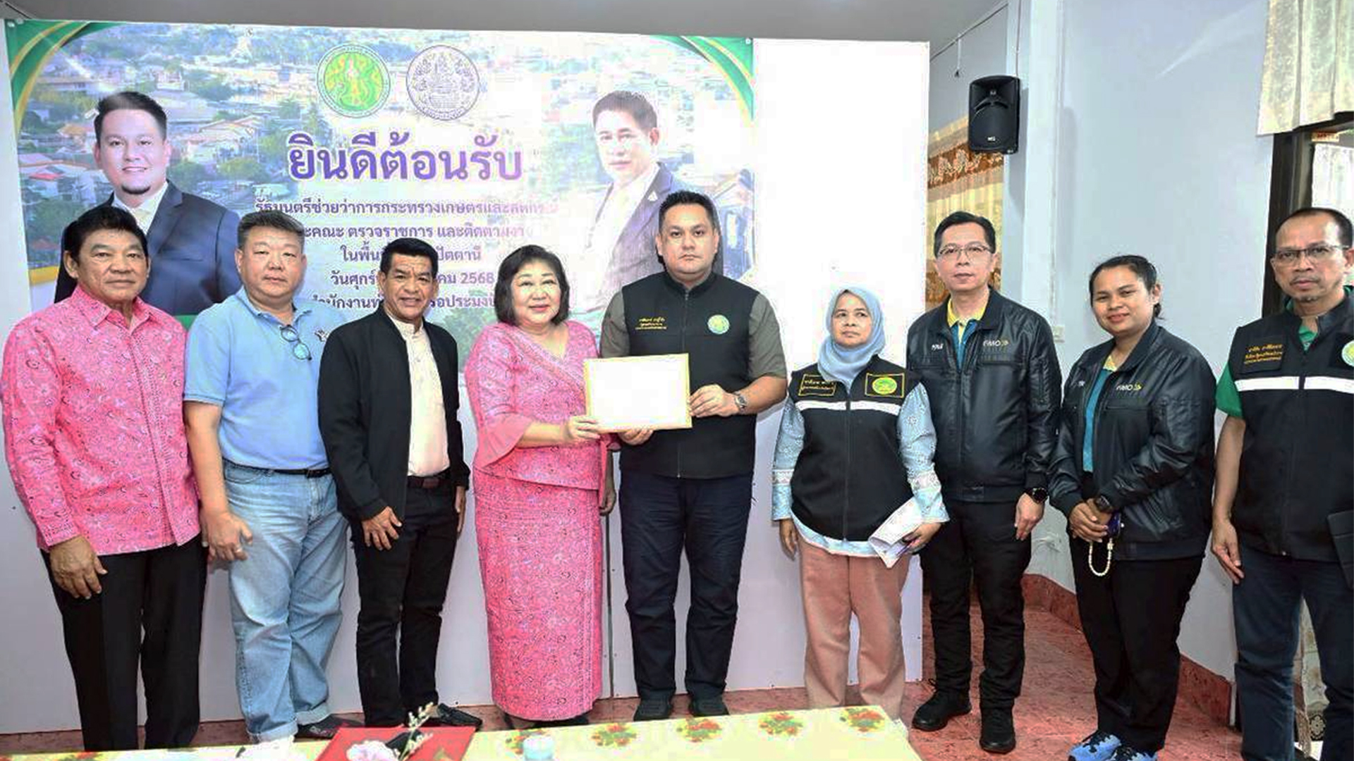 “รมช.อามินทร์” ตรวจงานท่าเทียบเรือประมงปัตตานี เร่งพัฒนาโครงสร้างพื้นฐาน ลดขั้นตอนแรงงานประมง หนุนอาชีพสร้างเศรษฐกิจฐานรากภาคใต้ 1 รมช.อามินทร์ตรวจงาน2