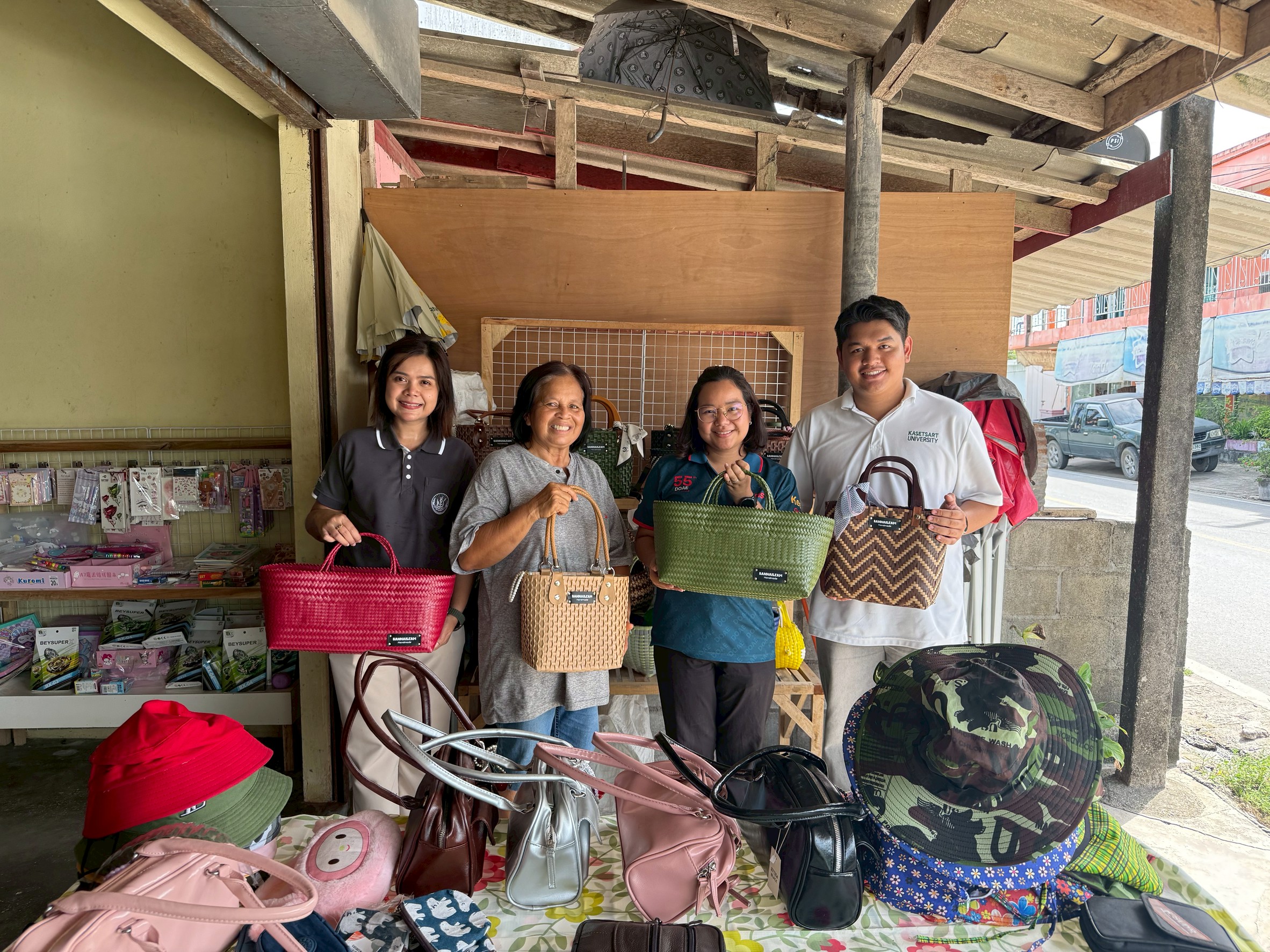 กรมส่งเสริมการเกษตร เชิญชวนประชาชนทั่วประเทศร่วมสนับสนุนสินค้าจากวิสาหกิจชุมชน ภายใต้โครงการ“คนละครึ่งพลัส”ซึ่งรัฐบาลขยายผลจากความสำเร็จของ “โครงการคนละครึ่ง” เพื่อกระตุ้นเศรษฐกิจฐานราก เพิ่มรายได้ให้เกษตรกรและผู้ประกอบการรายย่อย โดยสามารถเลือกซื้อสินค้าเกษตรและผลิตภัณฑ์คุณภาพได้ในราคาย่อมเยา 6 วสช.จักสานบ้านในแหลม