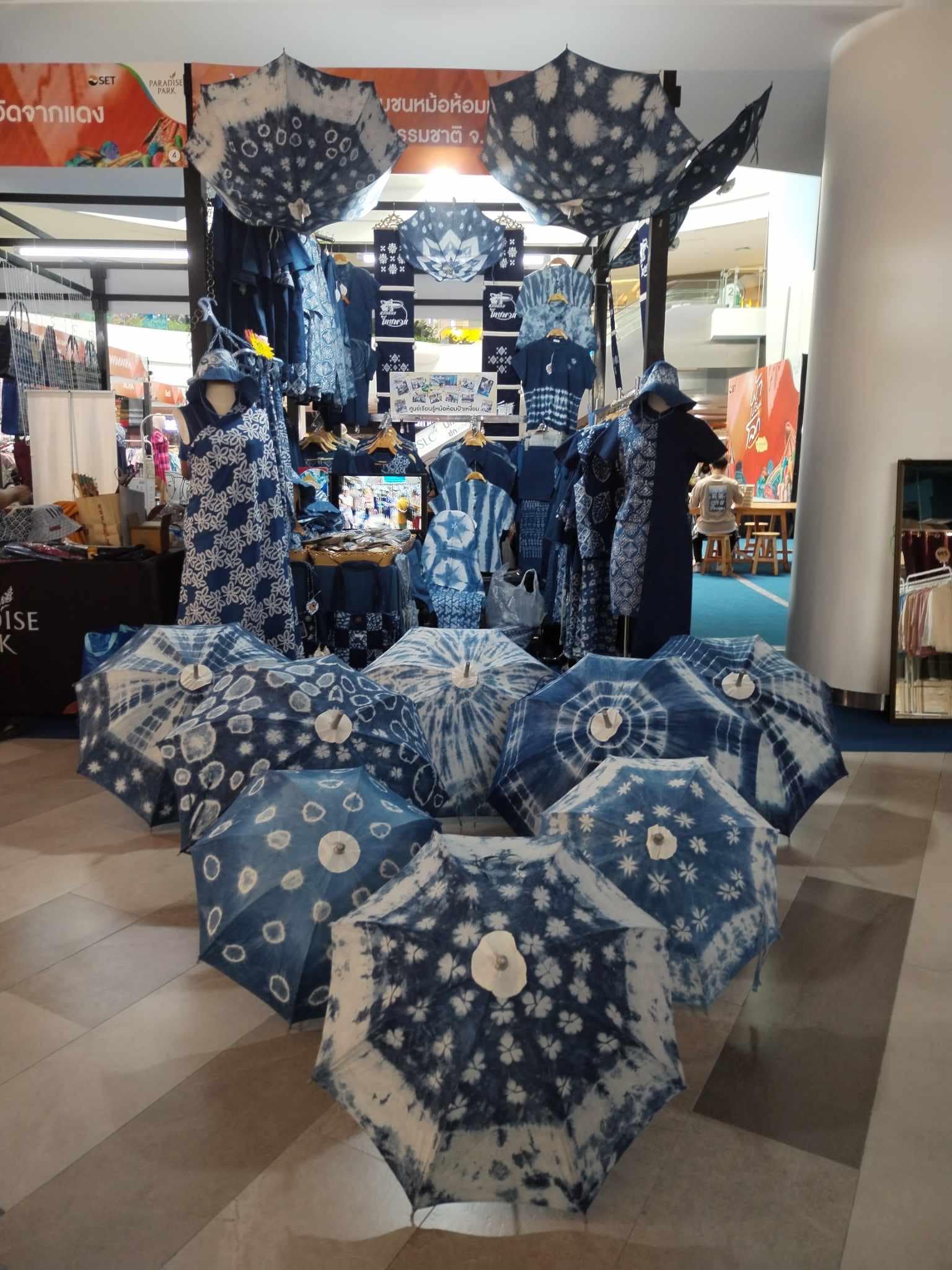 กรมส่งเสริมการเกษตร เชิญชวนประชาชนทั่วประเทศร่วมสนับสนุนสินค้าจากวิสาหกิจชุมชน ภายใต้โครงการ“คนละครึ่งพลัส”ซึ่งรัฐบาลขยายผลจากความสำเร็จของ “โครงการคนละครึ่ง” เพื่อกระตุ้นเศรษฐกิจฐานราก เพิ่มรายได้ให้เกษตรกรและผู้ประกอบการรายย่อย โดยสามารถเลือกซื้อสินค้าเกษตรและผลิตภัณฑ์คุณภาพได้ในราคาย่อมเยา 10 วสช.หม้อห้อมทุ่งเจริญย้อมสีธรรมชาติ