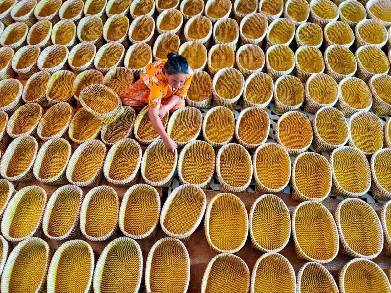 กรมส่งเสริมการเกษตร เชิญชวนประชาชนทั่วประเทศร่วมสนับสนุนสินค้าจากวิสาหกิจชุมชน ภายใต้โครงการ“คนละครึ่งพลัส”ซึ่งรัฐบาลขยายผลจากความสำเร็จของ “โครงการคนละครึ่ง” เพื่อกระตุ้นเศรษฐกิจฐานราก เพิ่มรายได้ให้เกษตรกรและผู้ประกอบการรายย่อย โดยสามารถเลือกซื้อสินค้าเกษตรและผลิตภัณฑ์คุณภาพได้ในราคาย่อมเยา 8 วสช.หัตถกรรมกระจูดวรรณี 2