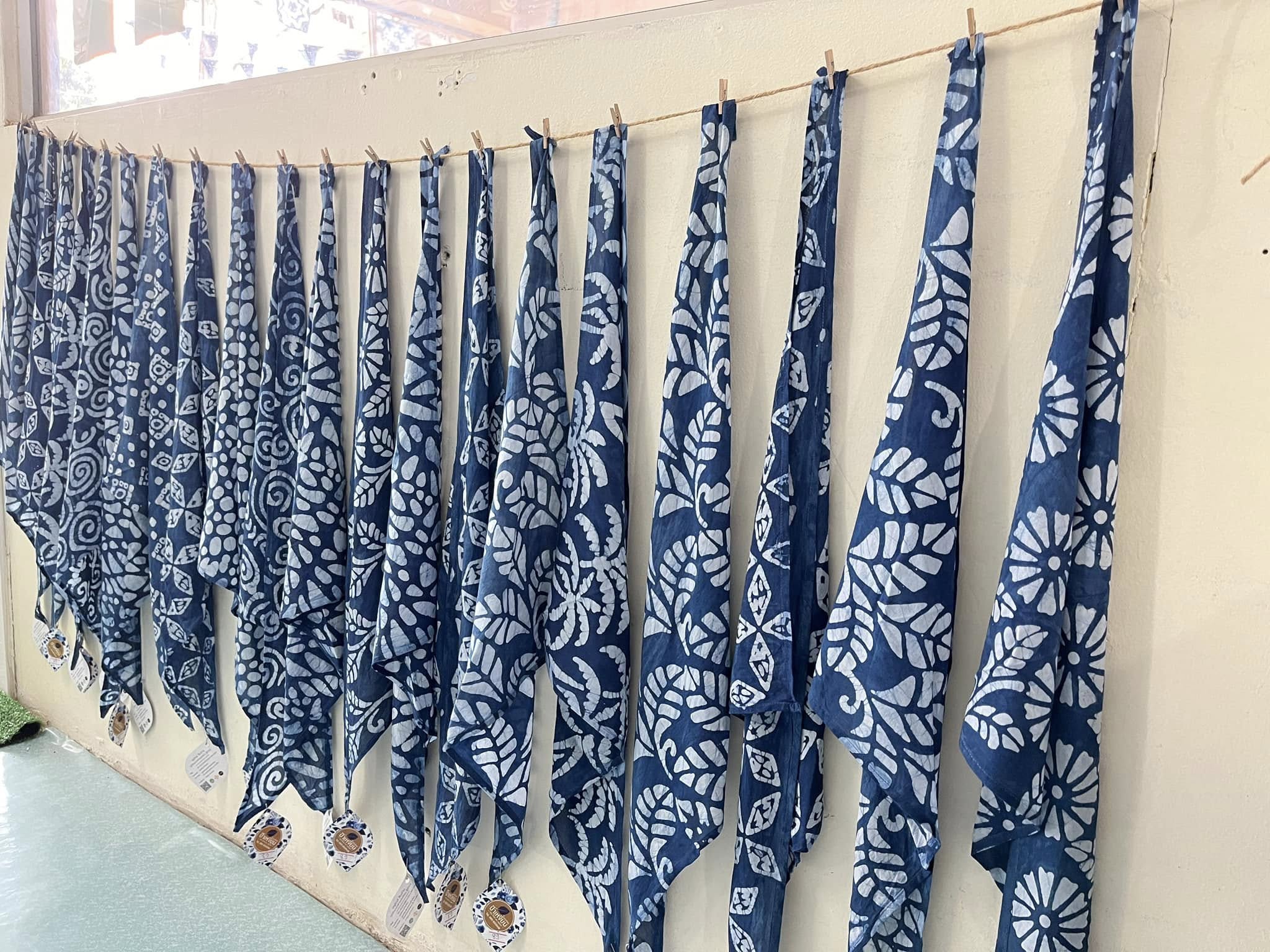 กรมส่งเสริมการเกษตร เชิญชวนประชาชนทั่วประเทศร่วมสนับสนุนสินค้าจากวิสาหกิจชุมชน ภายใต้โครงการ“คนละครึ่งพลัส”ซึ่งรัฐบาลขยายผลจากความสำเร็จของ “โครงการคนละครึ่ง” เพื่อกระตุ้นเศรษฐกิจฐานราก เพิ่มรายได้ให้เกษตรกรและผู้ประกอบการรายย่อย โดยสามารถเลือกซื้อสินค้าเกษตรและผลิตภัณฑ์คุณภาพได้ในราคาย่อมเยา 9 หม้อห้อมทุ่งเจริญย้อมสีธรรมชาติ