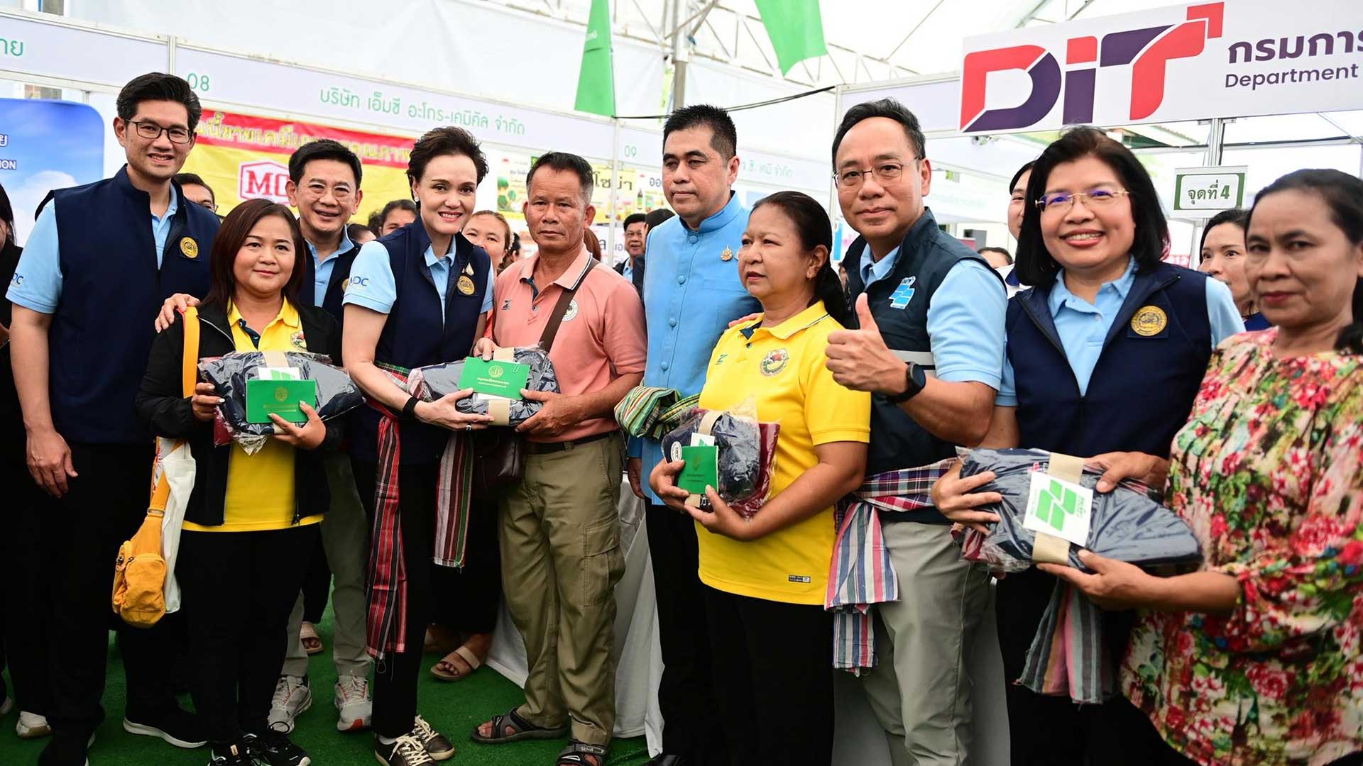 “พาณิชย์” ลุยศรีสะเกษ เปิดงาน “ธงเขียว” ลดราคาปุ๋ย-เคมีเกษตรสูงสุด 200 บาท/กระสอบ เดินหน้า “Quick Big Win” หนุนเกษตรกรชายแดนลดต้นทุน ยกระดับสินค้า GI สร้างรายได้ชุมชน 1 เปิดงานธงเขียว3