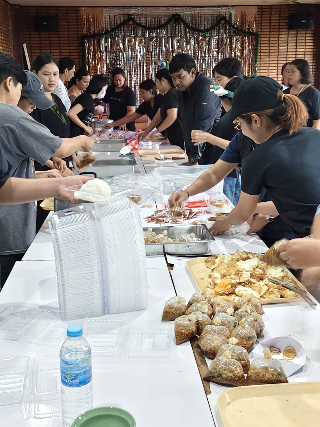 น้ำใจท่วมหาดใหญ่ รมช.อามินทร์ บริจาคไก่สดแช่แข็ง 1 ตัน สนับสนุนเสบียงผู้ประสบภัย เสริมทัพ 'ครัวประมงสงขลา' ลุยช่วยน้ำท่วมหาดใหญ่ 9 07