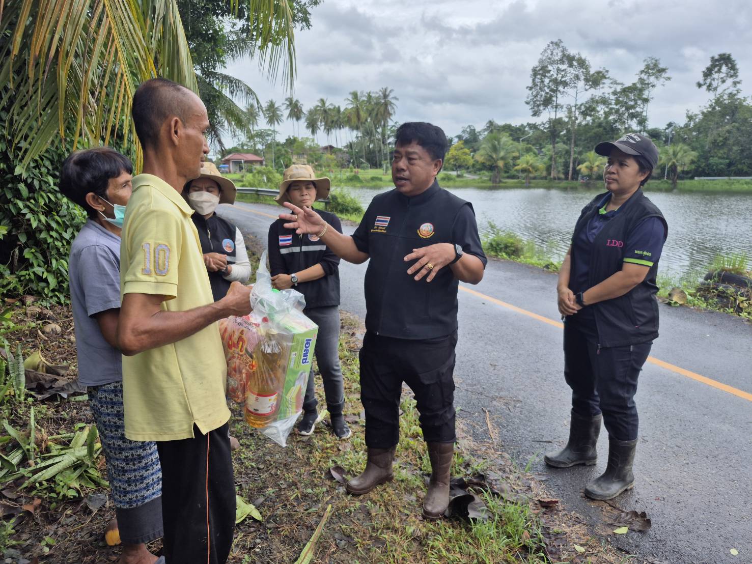 พด.ลุยช่วยน้ำท่วมใต้ เตรียมทีมฟื้นฟูดินหลังน้ำลด ตามนโยบายกระทรวงเกษตรฯ 11 10