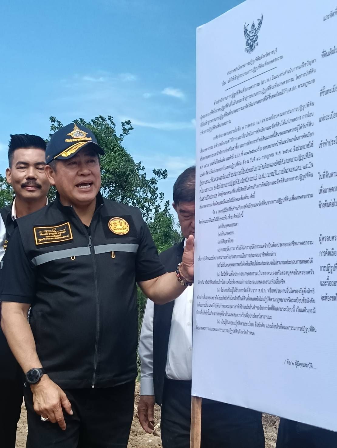 รมว.ธรรมนัส ประกาศสงครามยึดคืนที่ดิน ส.ป.ก.ราชบุรี นายทุนไม่คืน เจอ ม.44 ยึดคืนทุกแปลง จัดสรรใหม่ให้เกษตรกร ขยายผลทั่ว ปท. ซัด ล้ง–ผู้รับซื้อมะพร้าว อย่าเอาเปรียบเกษตรกร จ่อใช้ไม้แข็งจัดการ 3 1132167