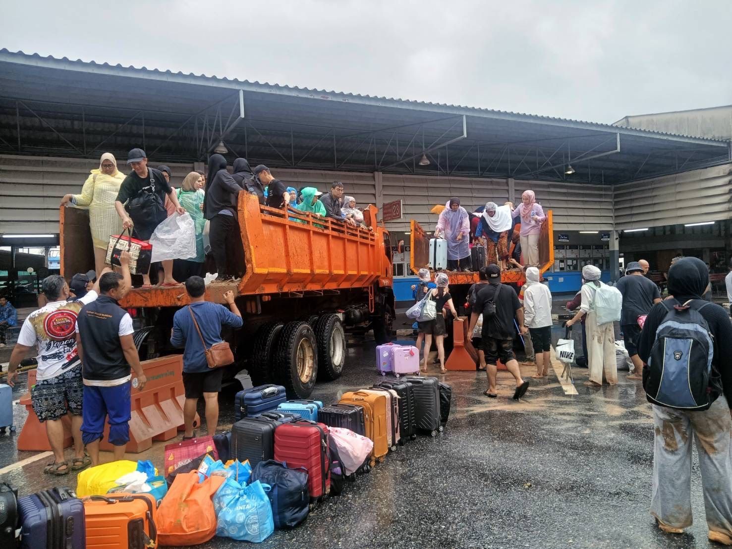 รมว.ธรรมนัส สั่ง อ.ต.ก.ลำเลียงข้าว–น้ำดื่ม โดยใช้เครื่องบินกรมฝนหลวงบิน ช่วยชาวหาดใหญ่ประสบอุทกภัย ย้ำ รัฐบาลเร่งบรรเทาความเดือดร้อนประชาชนทุกช่องทาง 9 1134541