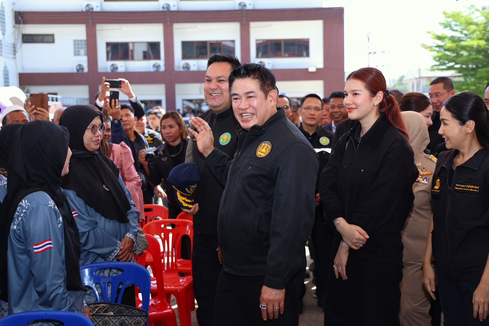 “รมว.ธรรมนัส” นำ 4 กระทรวง “กษ. ศธ. พม. กก.” ลง 3 จังหวัดชายแดนใต้ มุ่งพัฒนาคุณภาพชีวิตในทุกมิติ เน้นการบริหารจัดการน้ำอย่างเป็นระบบ การส่งเสริมอาชีพ พร้อมเร่งผลักดันราคายาง – ปาล์มน้ำมัน – โคเนื้อ และยกระดับอาหารฮาลาลเพื่อการส่งออก 3 1407557