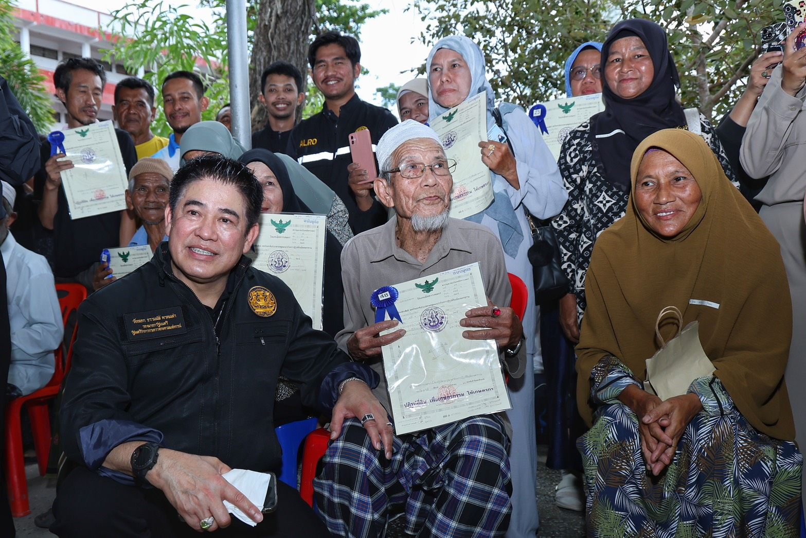 “รมว.ธรรมนัส” นำ 4 กระทรวง “กษ. ศธ. พม. กก.” ลง 3 จังหวัดชายแดนใต้ มุ่งพัฒนาคุณภาพชีวิตในทุกมิติ เน้นการบริหารจัดการน้ำอย่างเป็นระบบ การส่งเสริมอาชีพ พร้อมเร่งผลักดันราคายาง – ปาล์มน้ำมัน – โคเนื้อ และยกระดับอาหารฮาลาลเพื่อการส่งออก 6 1407587