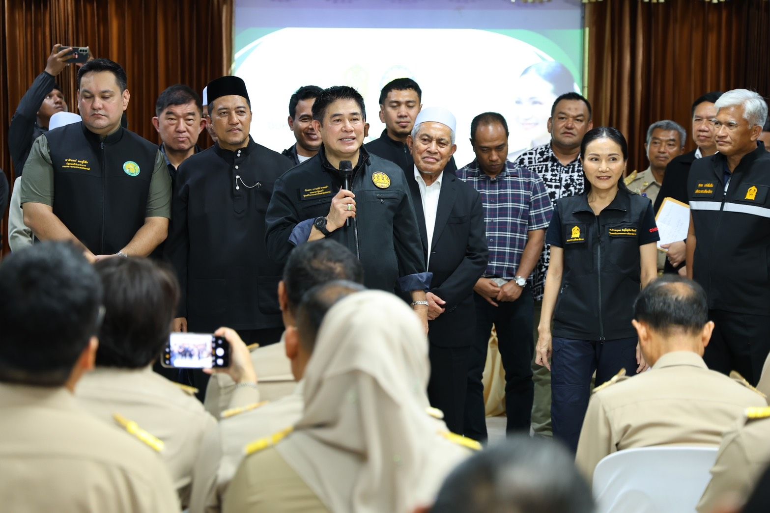 “รมว.ธรรมนัส” นำ 4 กระทรวง “กษ. ศธ. พม. กก.” ลง 3 จังหวัดชายแดนใต้ มุ่งพัฒนาคุณภาพชีวิตในทุกมิติ เน้นการบริหารจัดการน้ำอย่างเป็นระบบ การส่งเสริมอาชีพ พร้อมเร่งผลักดันราคายาง – ปาล์มน้ำมัน – โคเนื้อ และยกระดับอาหารฮาลาลเพื่อการส่งออก 7 1407592