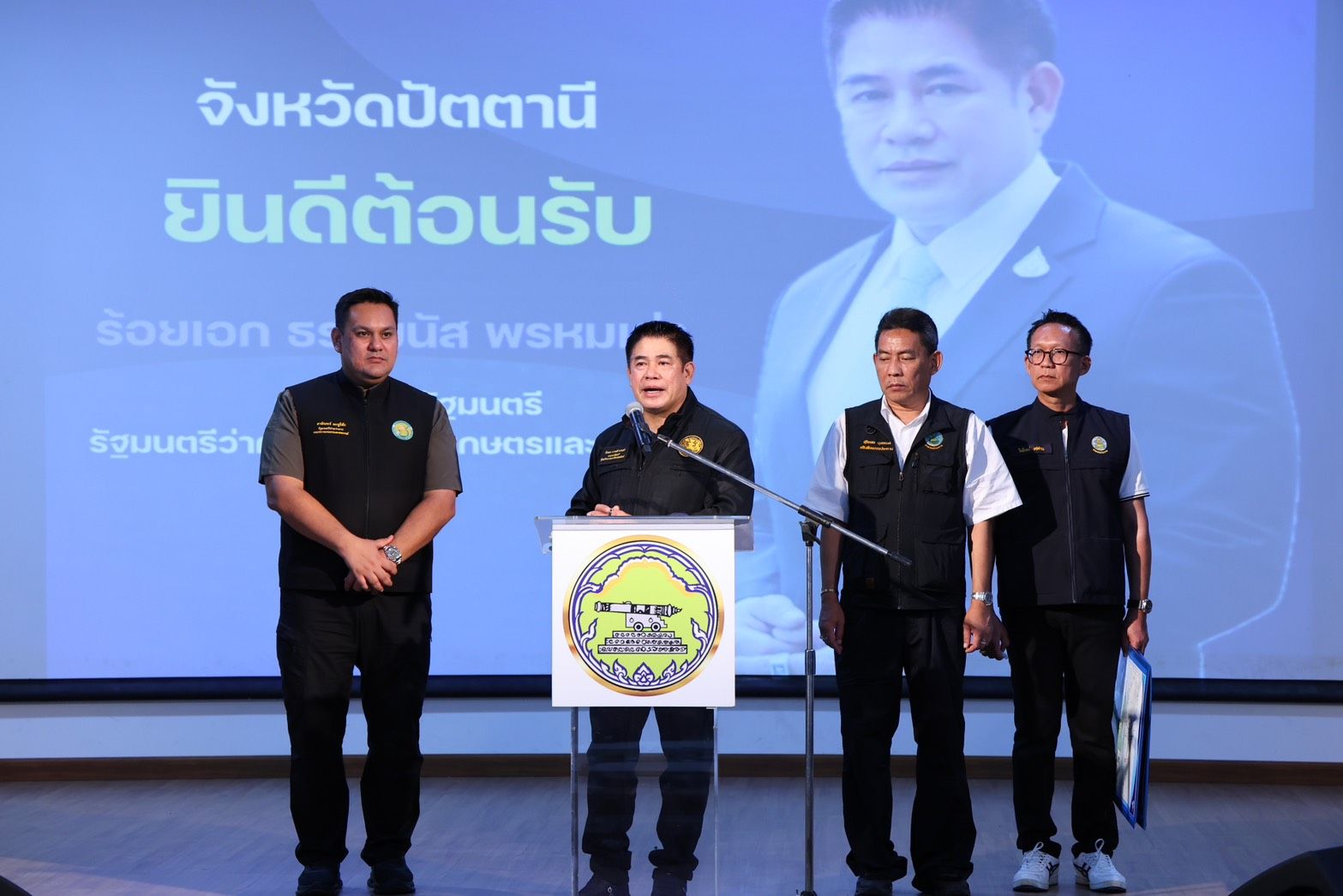 “รมว.ธรรมนัส” นำ 4 กระทรวง “กษ. ศธ. พม. กก.” ลง 3 จังหวัดชายแดนใต้ มุ่งพัฒนาคุณภาพชีวิตในทุกมิติ เน้นการบริหารจัดการน้ำอย่างเป็นระบบ การส่งเสริมอาชีพ พร้อมเร่งผลักดันราคายาง – ปาล์มน้ำมัน – โคเนื้อ และยกระดับอาหารฮาลาลเพื่อการส่งออก 10 1407606