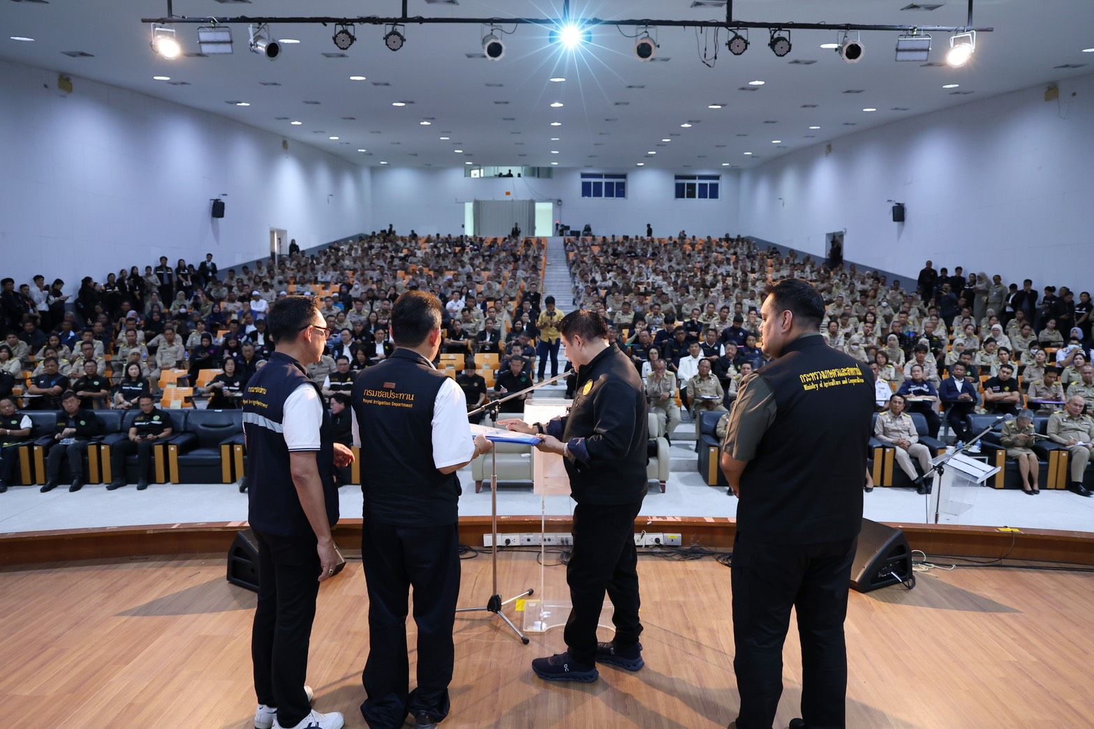 “รมว.ธรรมนัส” นำ 4 กระทรวง “กษ. ศธ. พม. กก.” ลง 3 จังหวัดชายแดนใต้ มุ่งพัฒนาคุณภาพชีวิตในทุกมิติ เน้นการบริหารจัดการน้ำอย่างเป็นระบบ การส่งเสริมอาชีพ พร้อมเร่งผลักดันราคายาง – ปาล์มน้ำมัน – โคเนื้อ และยกระดับอาหารฮาลาลเพื่อการส่งออก 11 1407609
