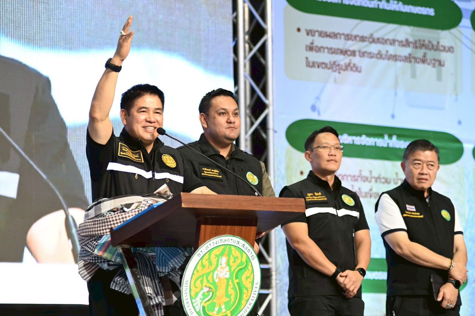 “รมว.ธรรมนัส” ลุยตรัง ติดตามนโยบาย 6 ด้าน เร่งผลักดันพัฒนาภาคใต้ เปิดเวทีรับฟังปัญหา พร้อมสั่งหน่วยงานเดินหน้ายกระดับราคาสินค้าเกษตร 6 1410598