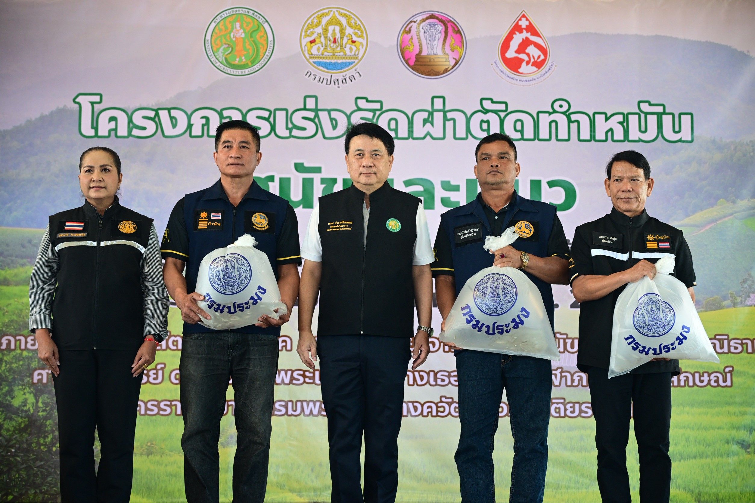 รมช.นเรศ เปิดโครงการทำหมัน ฉีดวัคซีนสุนัข-แมว ควบคุมโรคพิษสุนัขบ้า ตามพระปณิธานฯ จ.เชียงใหม่ 3 1422539