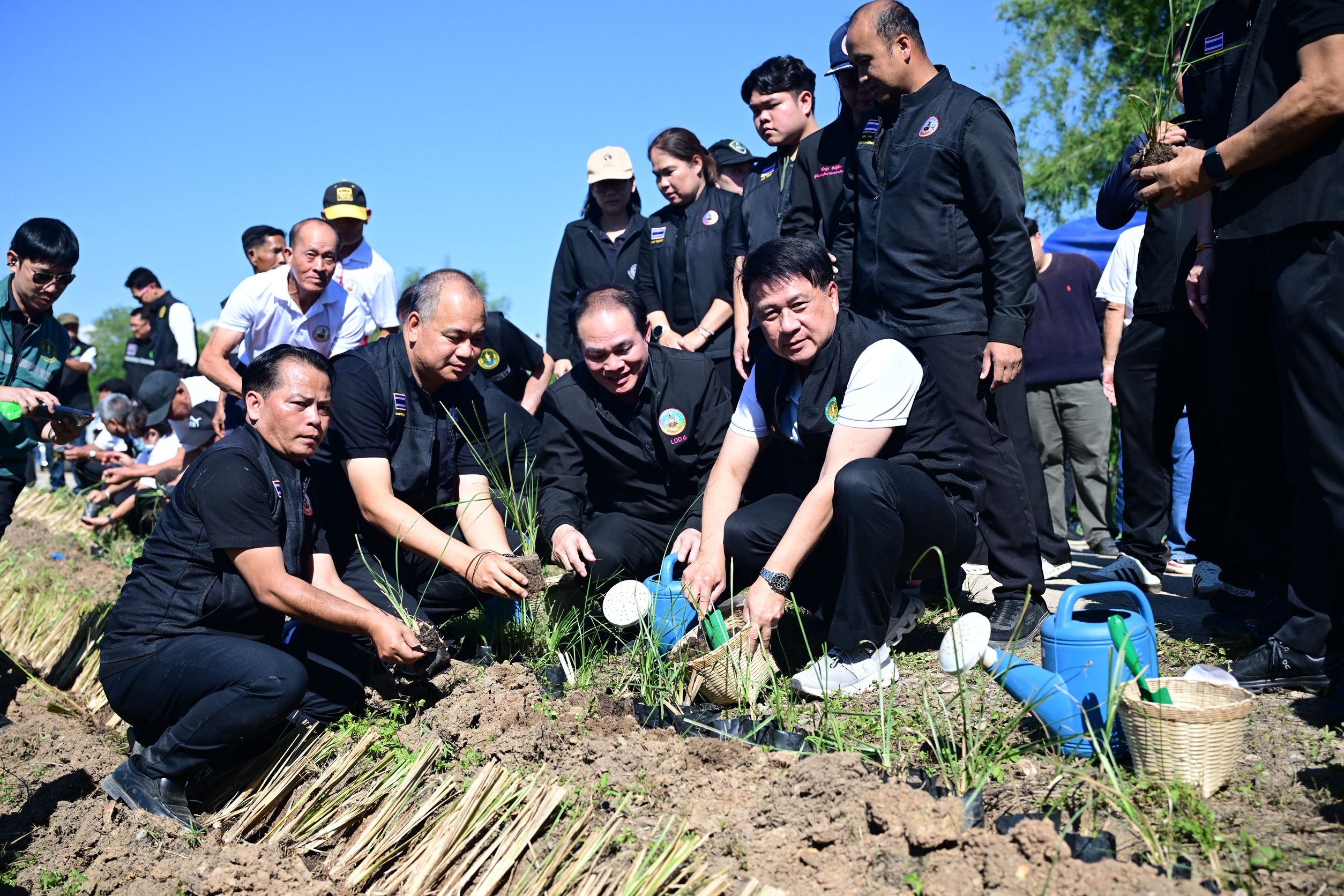 “รมช.นเรศ” หนุนการบริหารจัดการประมงน้ำจืดแบบมีส่วนร่วม มุ่งเพิ่มศักยภาพแหล่งน้ำชุมชน พร้อมร่วมปลูกหญ้าแฝกฟื้นฟูพื้นที่ 11 1425068