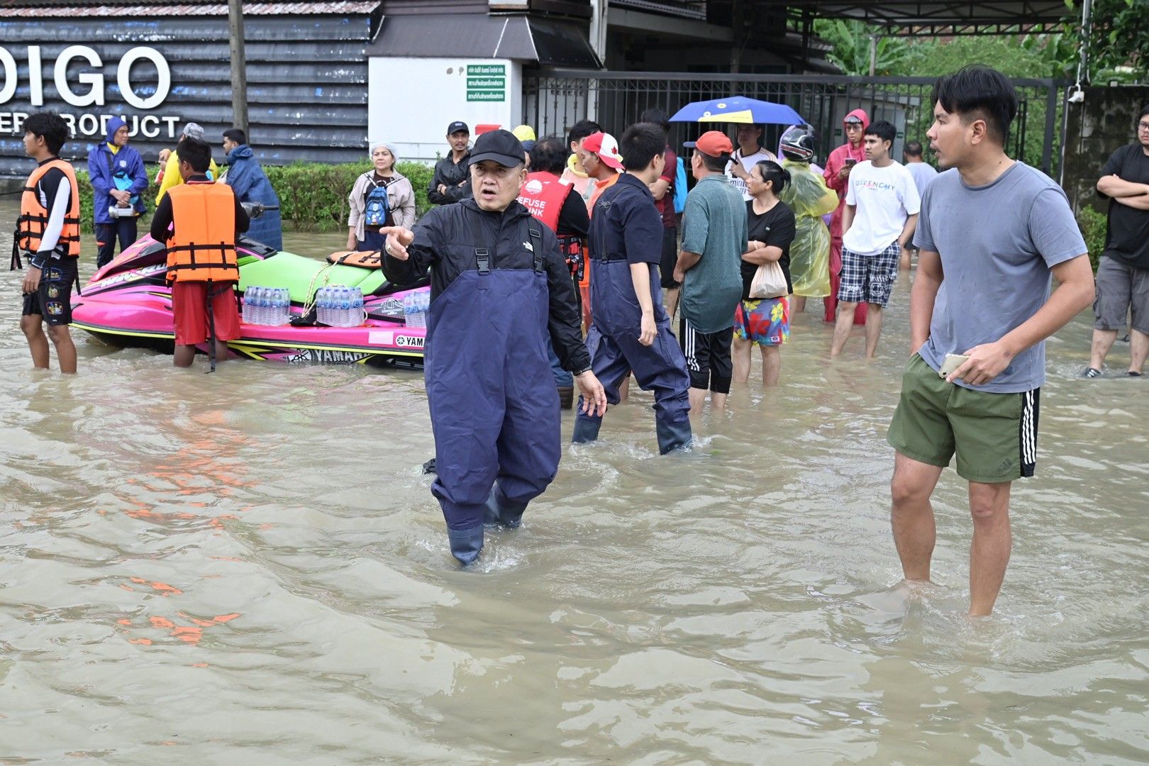 “รมช.อามินทร์” ช่วยหญิงท้องแก่ใกล้คลอด กลางน้ำท่วมหาดใหญ่ ส่งขึ้น ฮ. ถึงมือแพทย์ปลอดภัย พร้อมเร่งแจกจ่าย เสบียงอาหารบรรเทาความเดือดร้อนให้กับประชาชนตลอดวัน 19 1430799