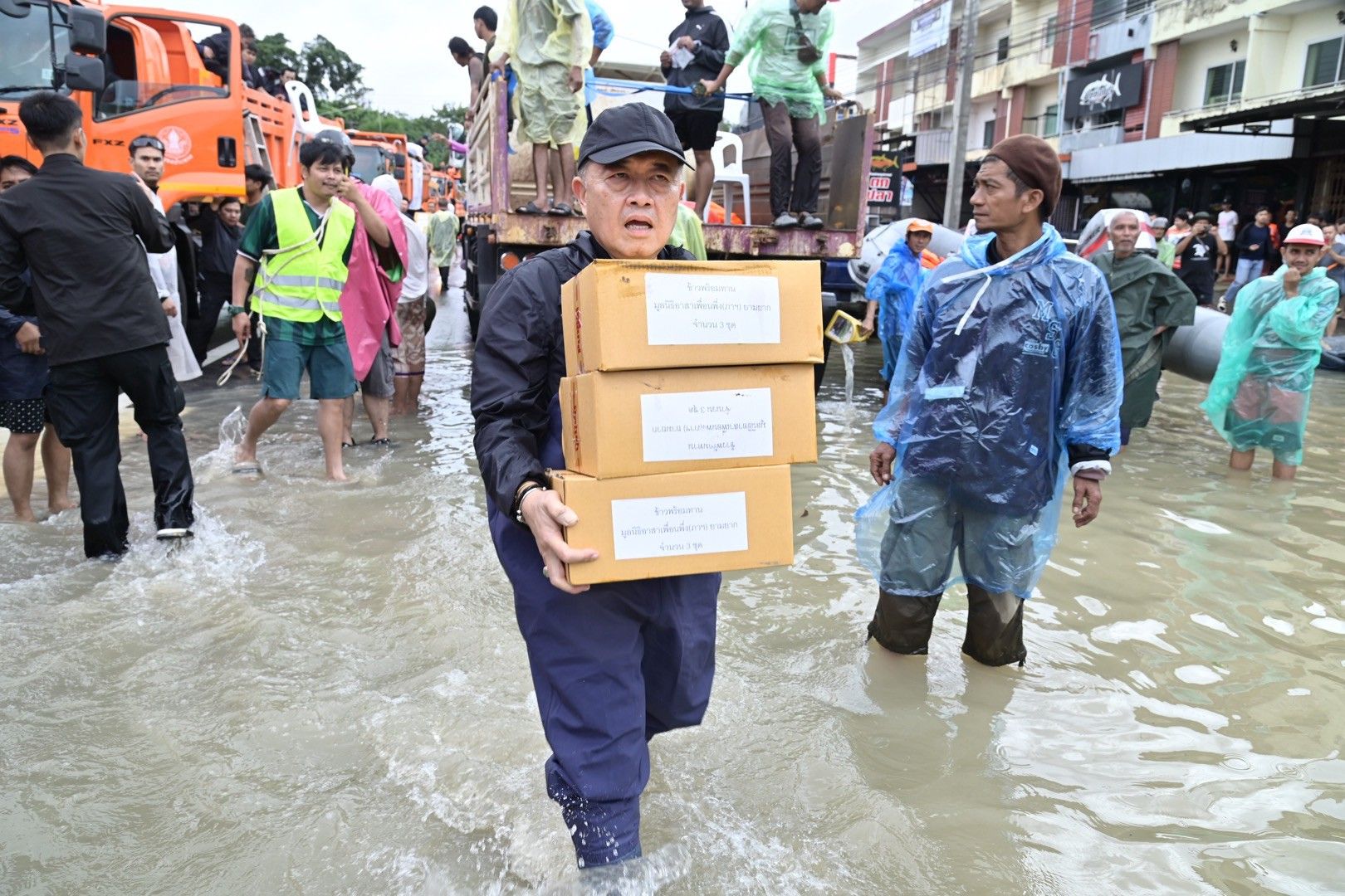 “รมช.อามินทร์” ช่วยหญิงท้องแก่ใกล้คลอด กลางน้ำท่วมหาดใหญ่ ส่งขึ้น ฮ. ถึงมือแพทย์ปลอดภัย พร้อมเร่งแจกจ่าย เสบียงอาหารบรรเทาความเดือดร้อนให้กับประชาชนตลอดวัน 20 1430803