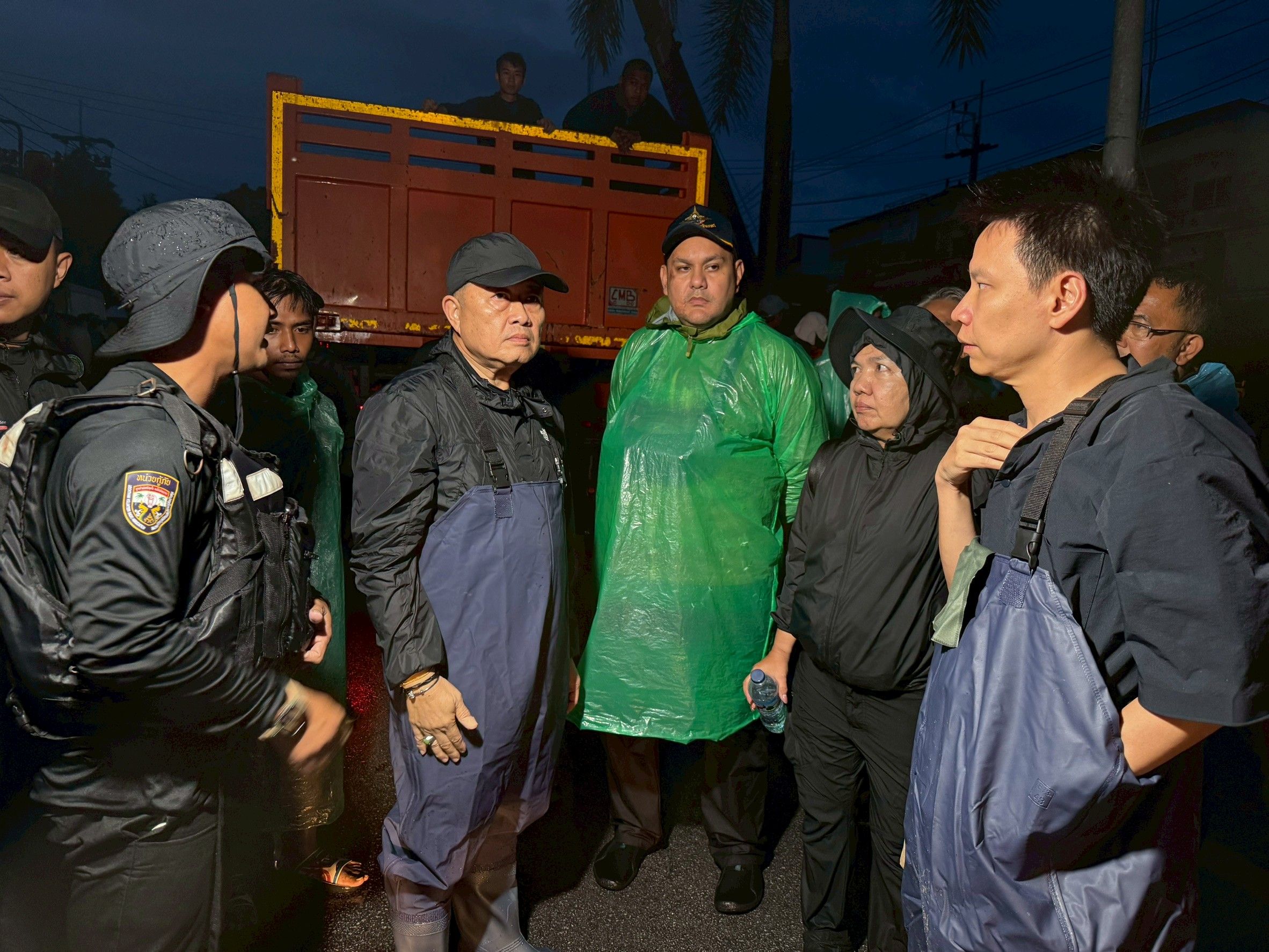 “รมช.อามินทร์” ช่วยหญิงท้องแก่ใกล้คลอด กลางน้ำท่วมหาดใหญ่ ส่งขึ้น ฮ. ถึงมือแพทย์ปลอดภัย พร้อมเร่งแจกจ่าย เสบียงอาหารบรรเทาความเดือดร้อนให้กับประชาชนตลอดวัน 21 1430804