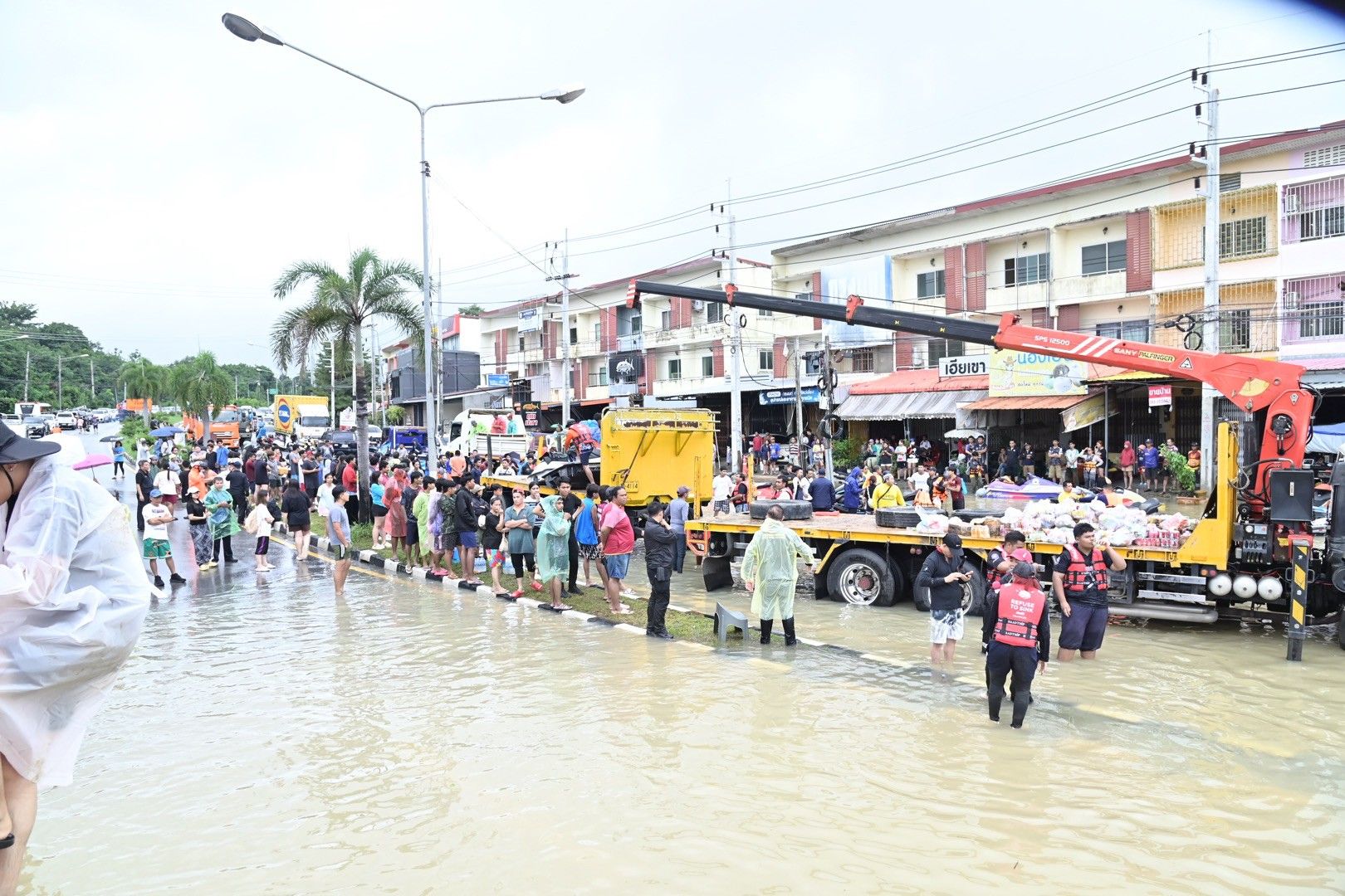 “รมช.อามินทร์” ช่วยหญิงท้องแก่ใกล้คลอด กลางน้ำท่วมหาดใหญ่ ส่งขึ้น ฮ. ถึงมือแพทย์ปลอดภัย พร้อมเร่งแจกจ่าย เสบียงอาหารบรรเทาความเดือดร้อนให้กับประชาชนตลอดวัน 22 1430805